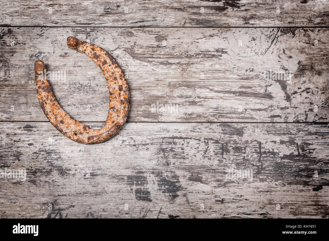 Old rusty horseshoe sur vintage wooden board Banque D'Images