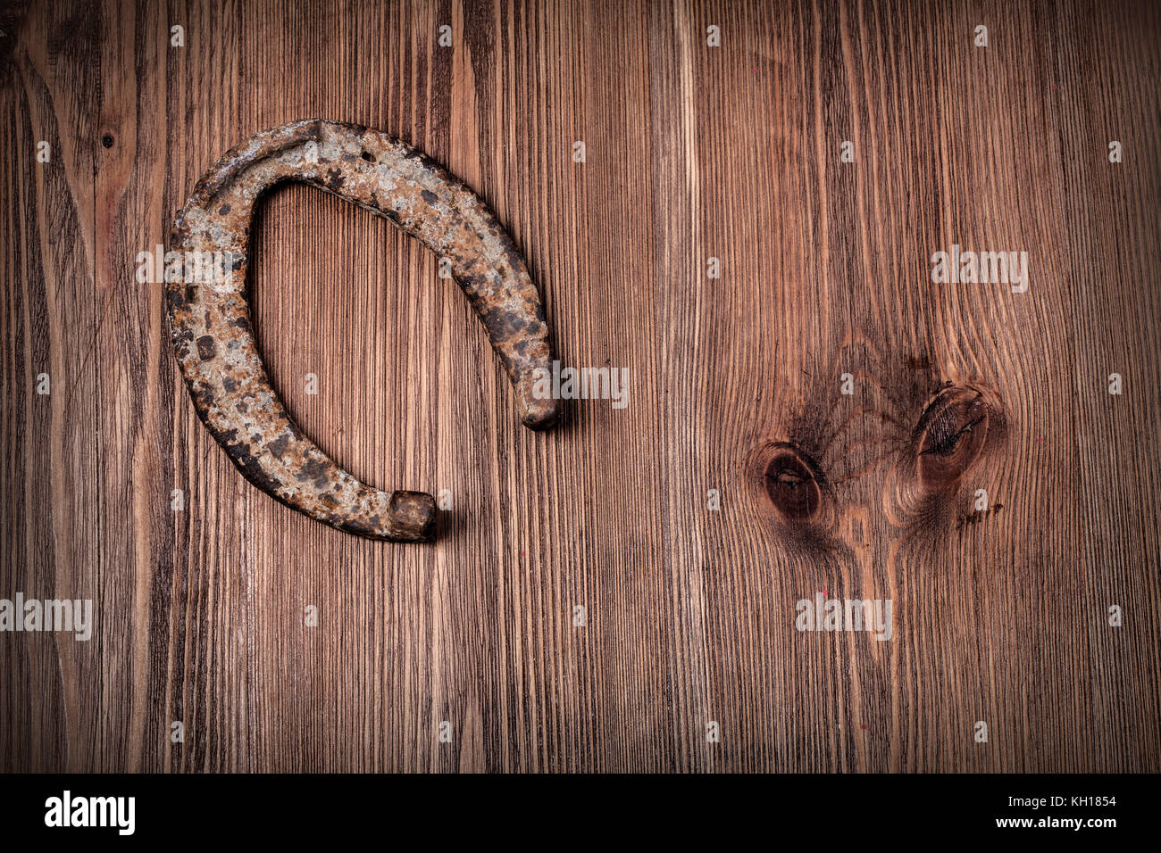Old rusty horseshoe sur vintage wooden board Banque D'Images