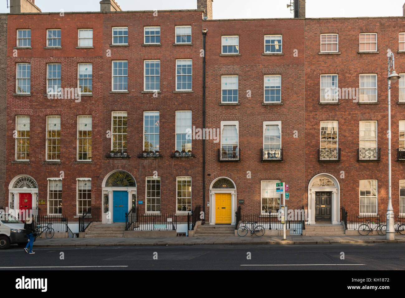 Maisons de ville géorgiennes, près de Merrion Square à Dublin, Irlande. Chaque maison de ville a une porte d'entrée colorée. Banque D'Images