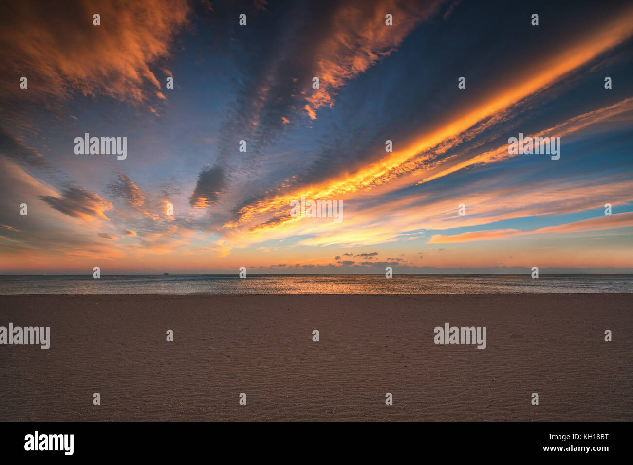 Plage de sable fin et coloré le lever du soleil avec de beaux nuages Banque D'Images