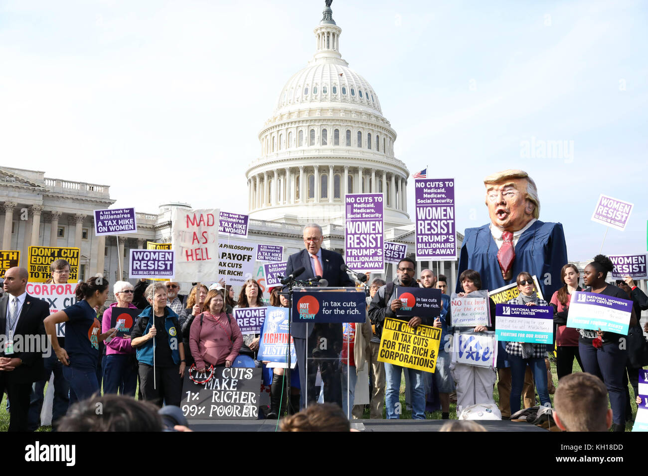 Chef de la minorité du sénat américain Chuck Schumer parle lors d'un rassemblement dans l'opposition démocratique à l'impôt en vertu du régime républicain le président américain Donald Trump à l'extérieur des États-Unis Capitol building, 1 novembre 2017 à Washington, DC. (Photo par photo via le sénat américain planetpix) Banque D'Images