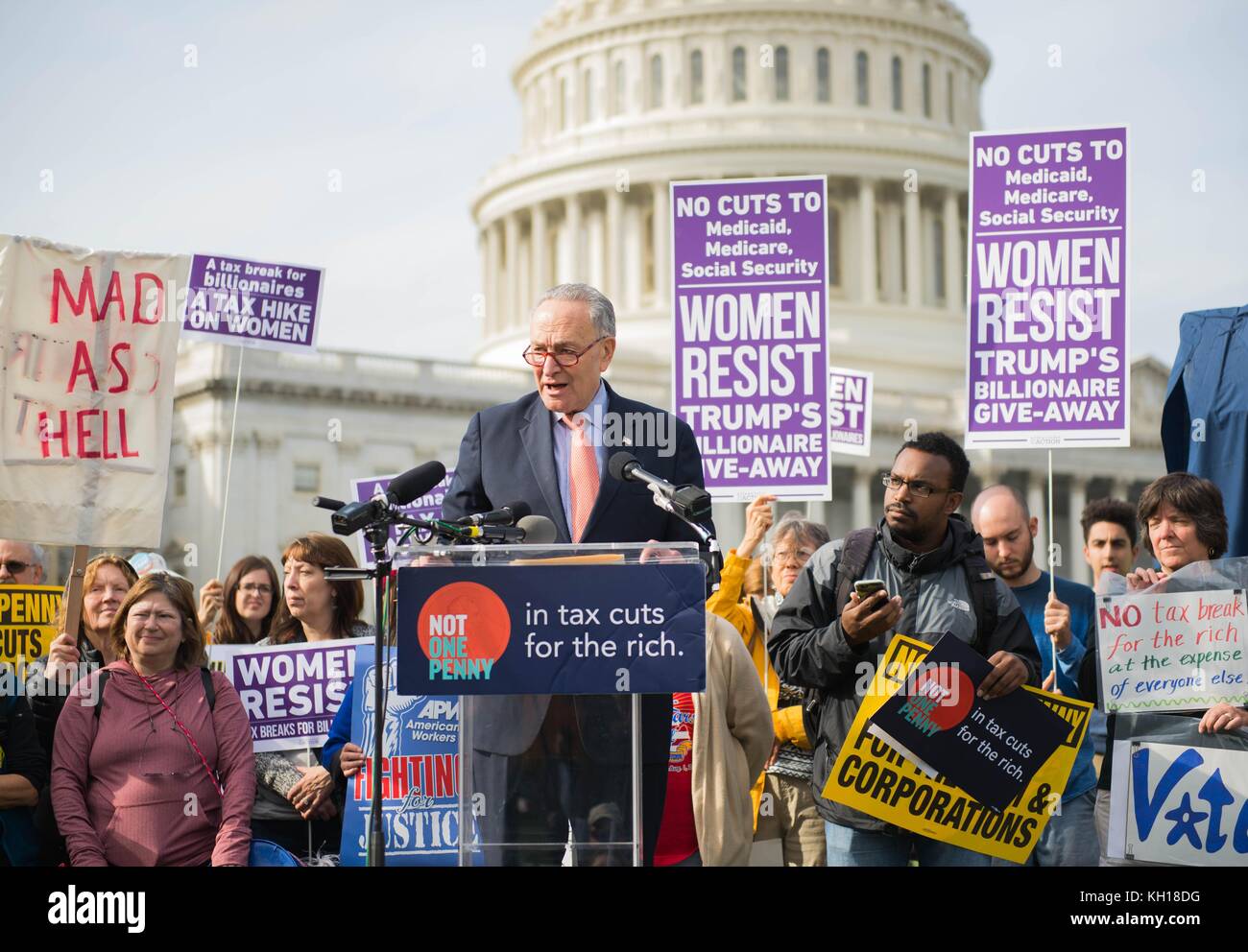 Chef de la minorité du sénat américain Chuck Schumer parle lors d'un rassemblement dans l'opposition démocratique à l'impôt en vertu du régime républicain le président américain Donald Trump à l'extérieur des États-Unis Capitol building, 1 novembre 2017 à Washington, DC. (Photo par photo via le sénat américain planetpix) Banque D'Images
