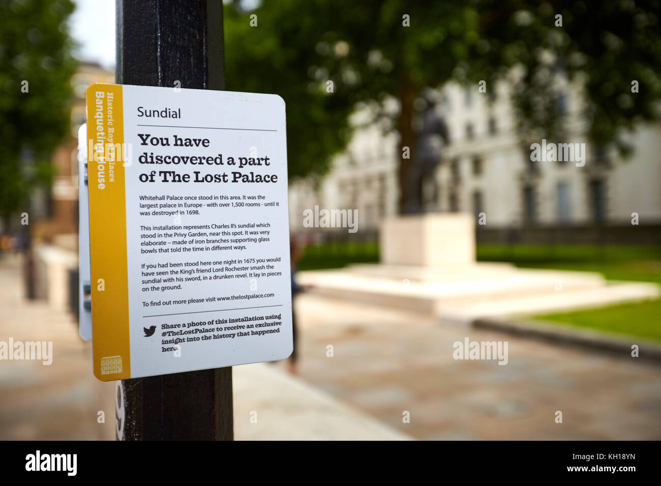 Un signe marquant l'ancien site d'un cadran solaire, qui fait partie de la palais de Whitehall Palace" ou "perdu à Londres Banque D'Images Un signe marquant l'ancien site d'un cadran solaire, qui fait partie de la palais de Whitehall Palace" ou "perdu à Londres Banque D'Images