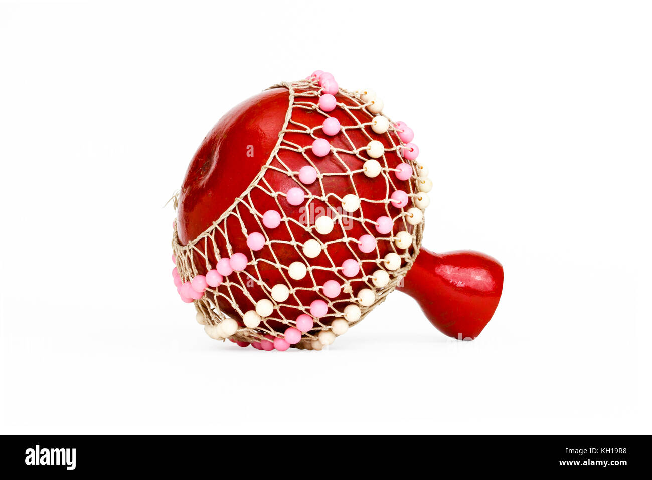 Un shaker musical traditionnel gourde orné de perles rouges, isolé sur fond blanc Banque D'Images