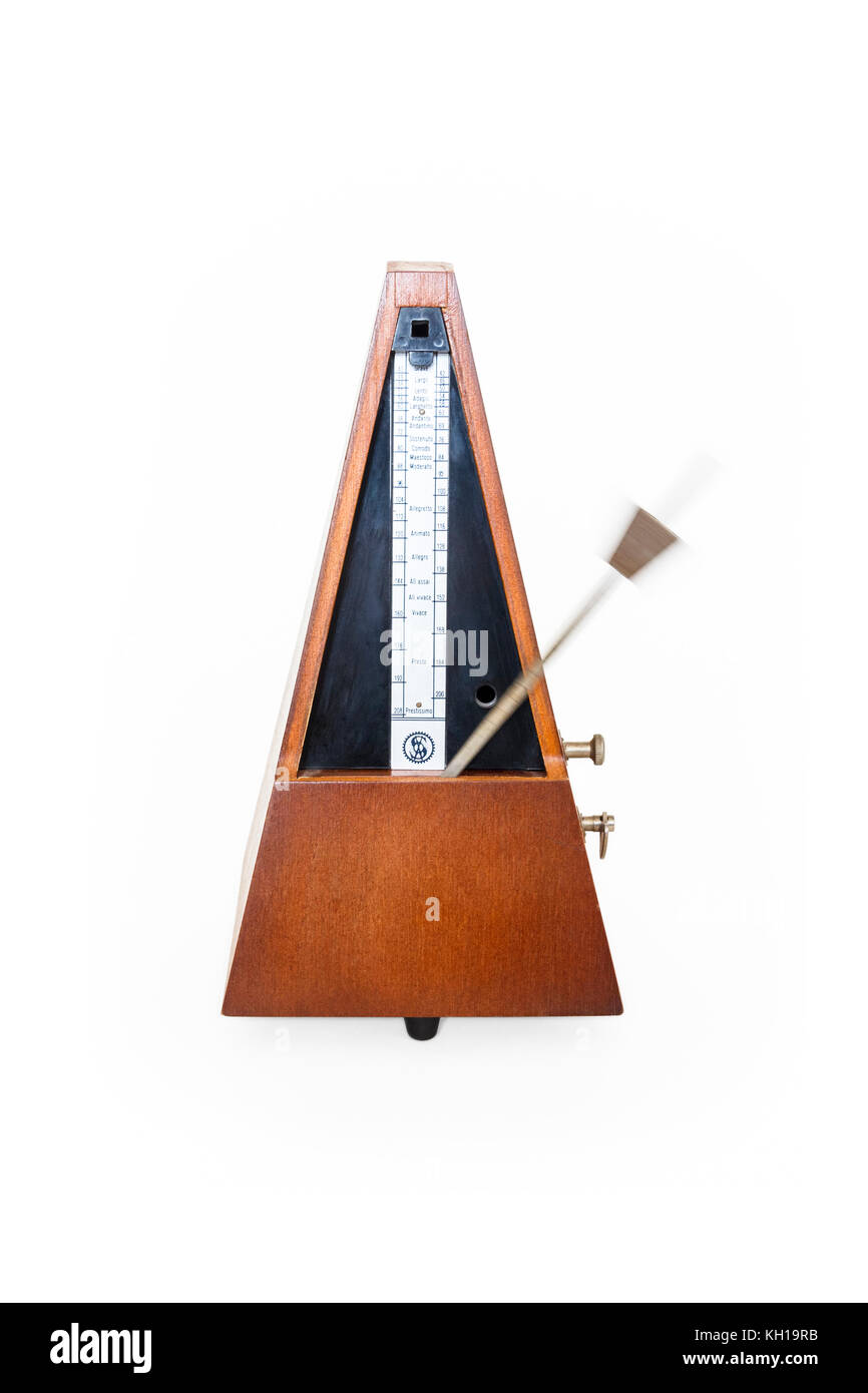 Une horloge en bois traditionnel Maelzel metronome pyramide sur un fond blanc, 1970 Banque D'Images