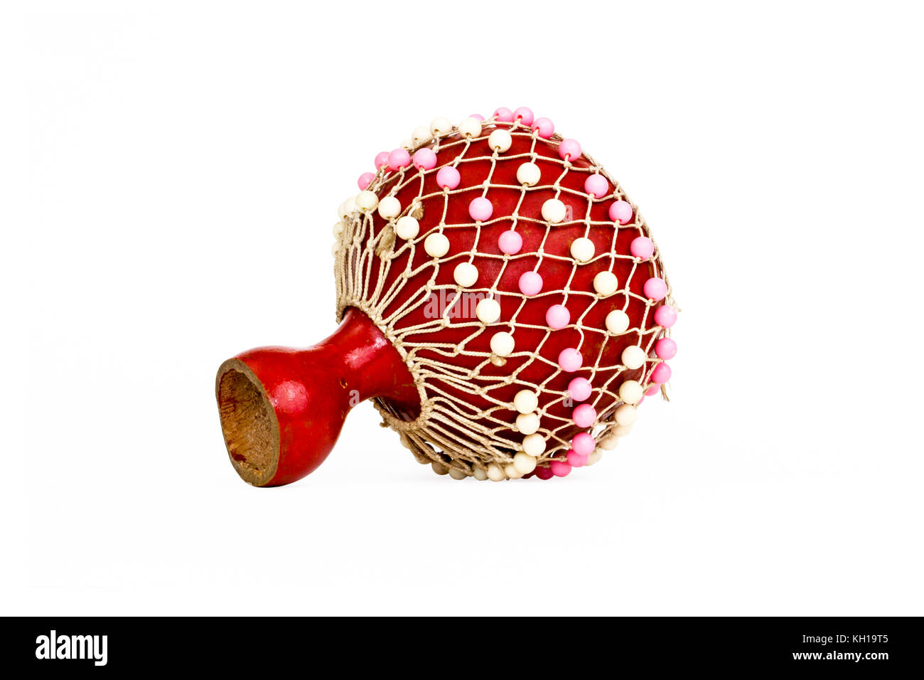 Un shaker musical traditionnel gourde orné de perles rouges, isolé sur fond blanc Banque D'Images