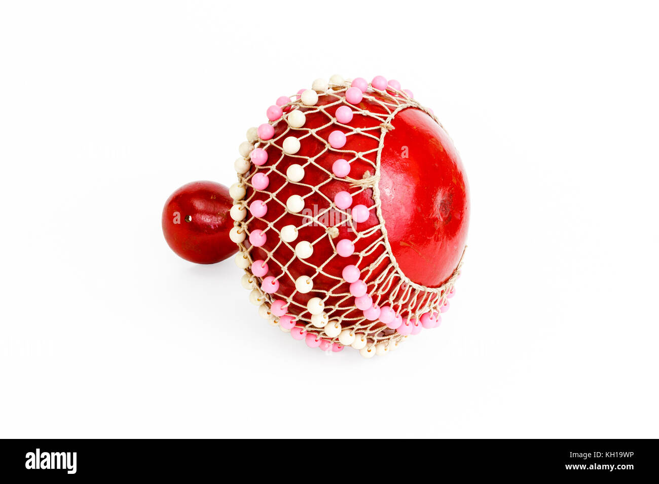 Un shaker musical traditionnel gourde orné de perles rouges, isolé sur fond blanc Banque D'Images