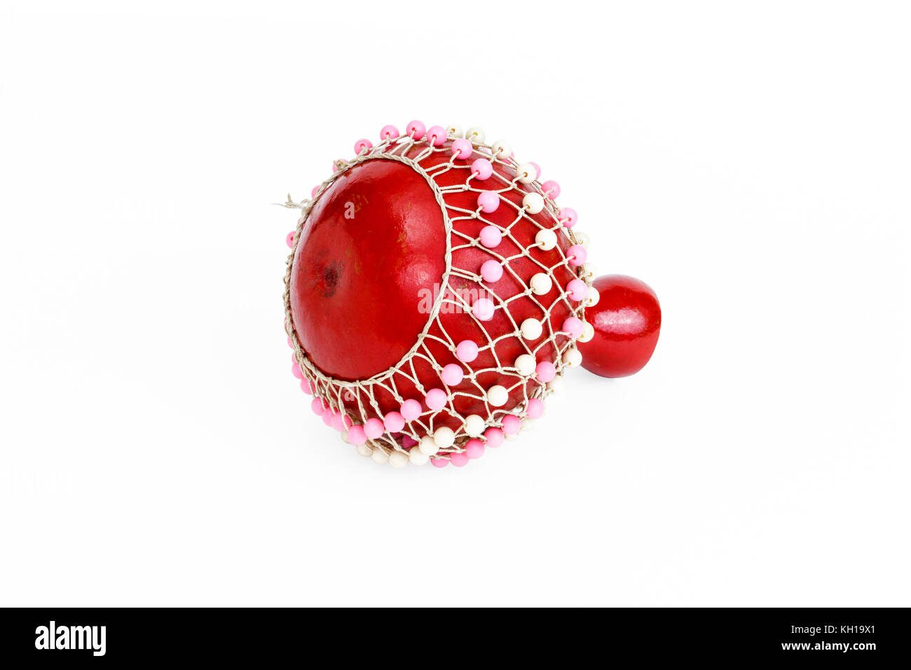 Un shaker musical traditionnel gourde orné de perles rouges, isolé sur fond blanc Banque D'Images