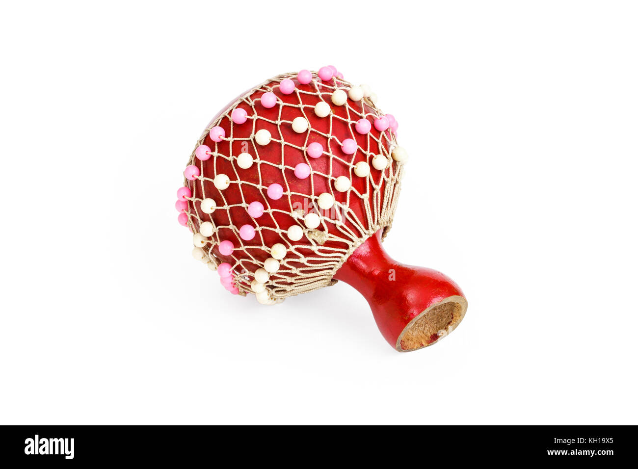 Un shaker musical traditionnel gourde orné de perles rouges, isolé sur fond blanc Banque D'Images