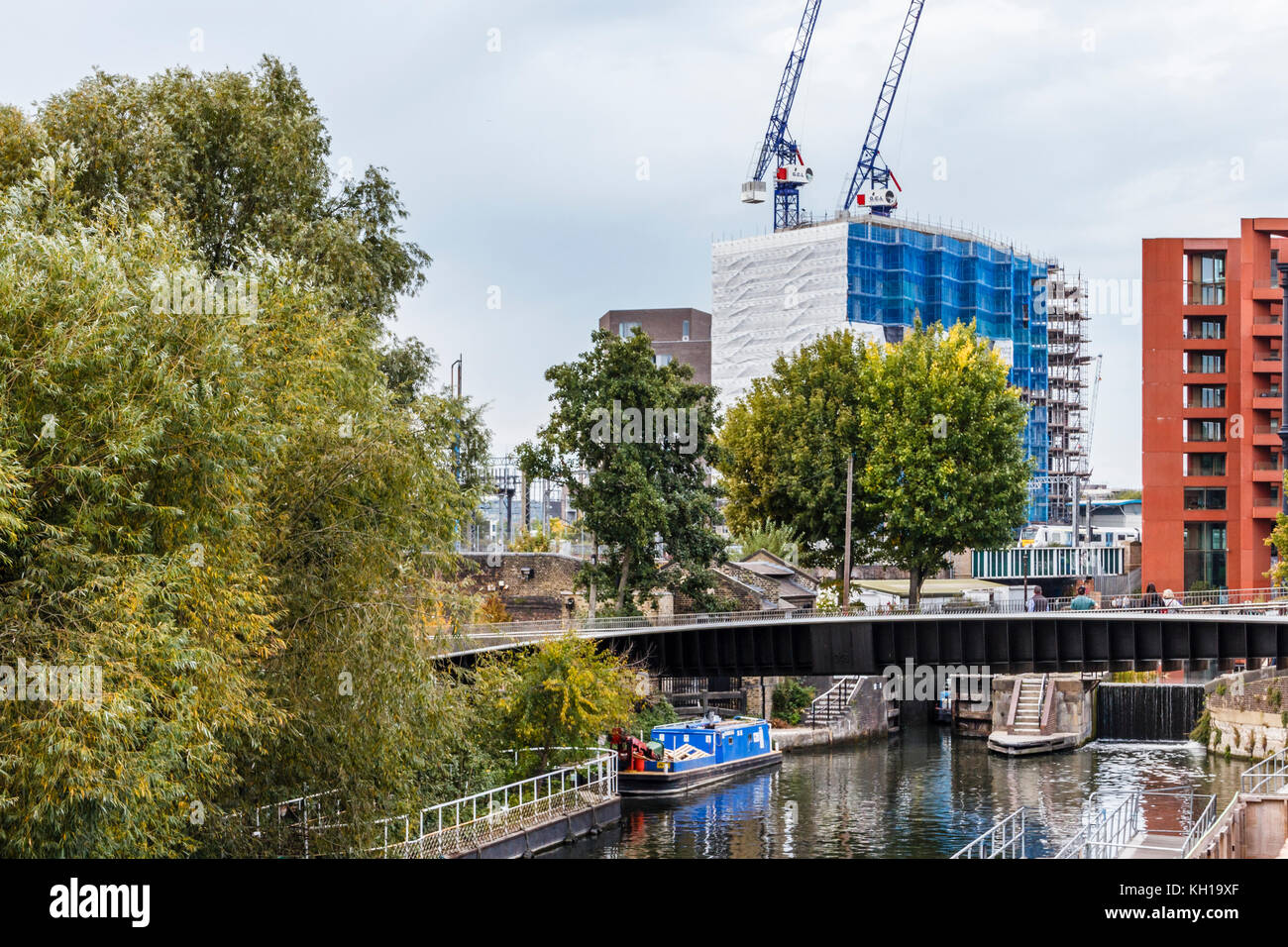 La nouvelle Camley Street passerelle piétonne sur Regent's Canal à St Pancras, King's Cross, Londres, Royaume-Uni, 2017 Banque D'Images