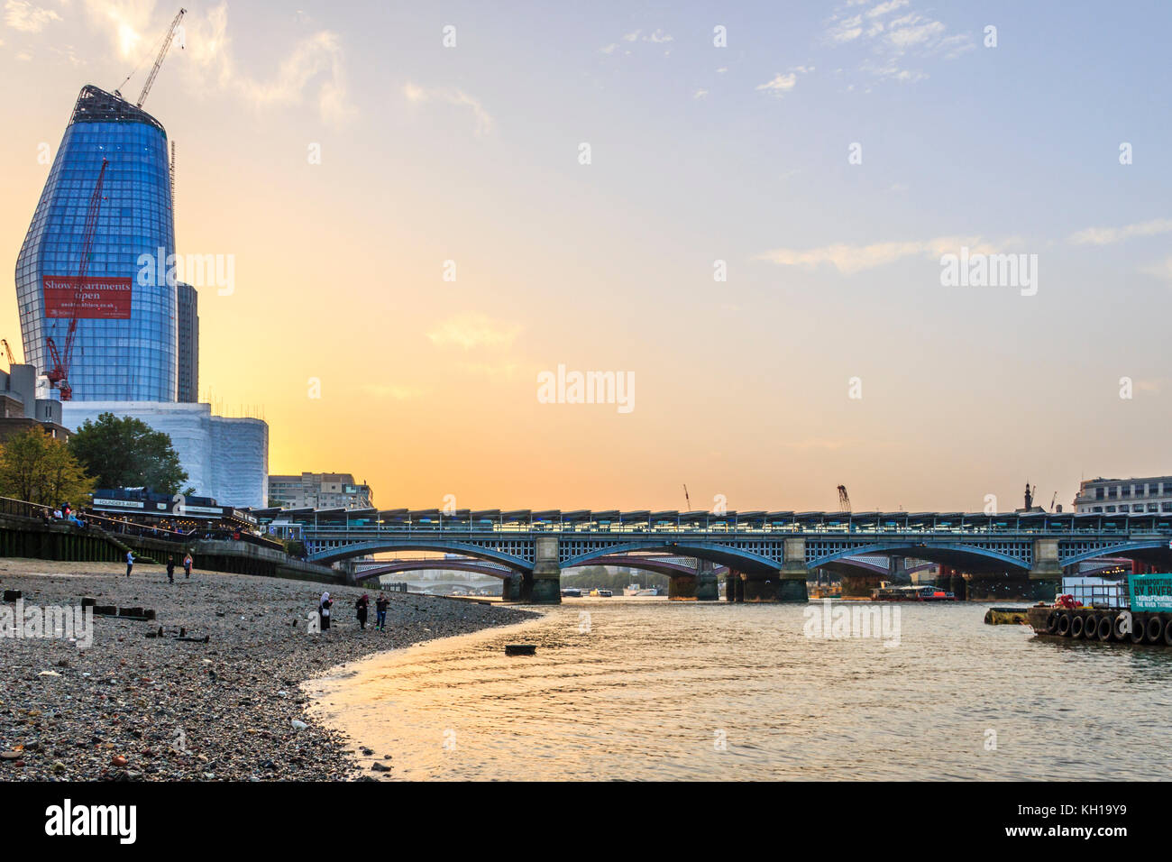 Coucher de soleil derrière 1 Blackfriars (le vase), en voie d'achèvement, et Blackfriars Bridge vu de la Tamise, de l'estran à marée basse sur une soirée d'automne Banque D'Images