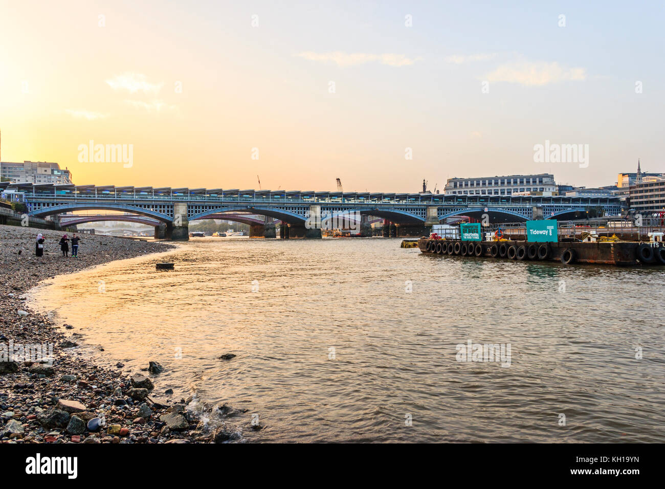 Coucher de soleil sur Blackfriars Bridge et de la gare vu de la Tamise à Bankside, de l'estran à marée basse sur une soirée d'automne Banque D'Images