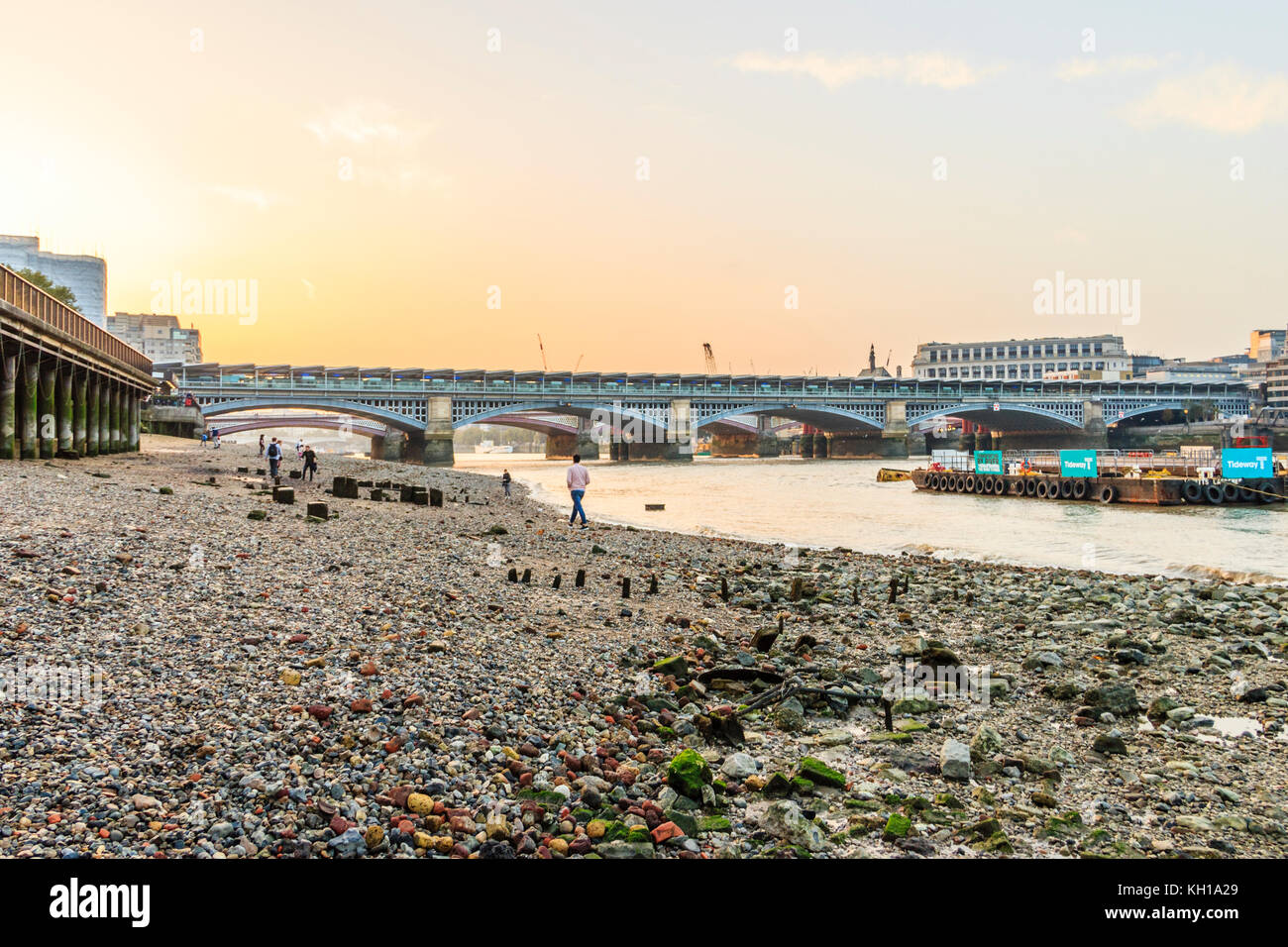 Coucher de soleil sur Blackfriars Bridge et de la gare vu de la Tamise à Bankside, de l'estran à marée basse sur une soirée d'automne Banque D'Images