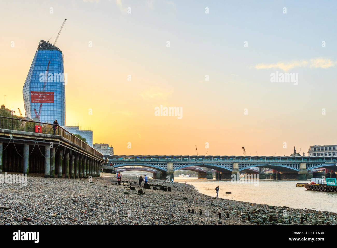 Coucher de soleil derrière 1 Blackfriars (le vase), en voie d'achèvement, et Blackfriars Bridge vu de la Thames estran à marée basse sur une soirée d'automne Banque D'Images