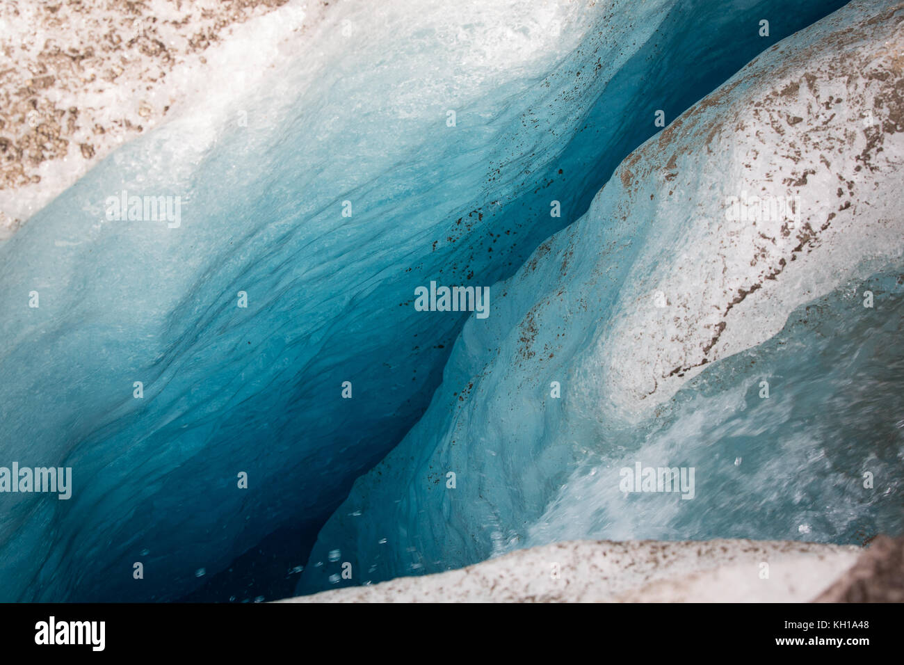 Grand Glacier d'Aletsch, en Suisse : Détail d'une fissure ou crevasse bleu profond dans un glacier. Banque D'Images