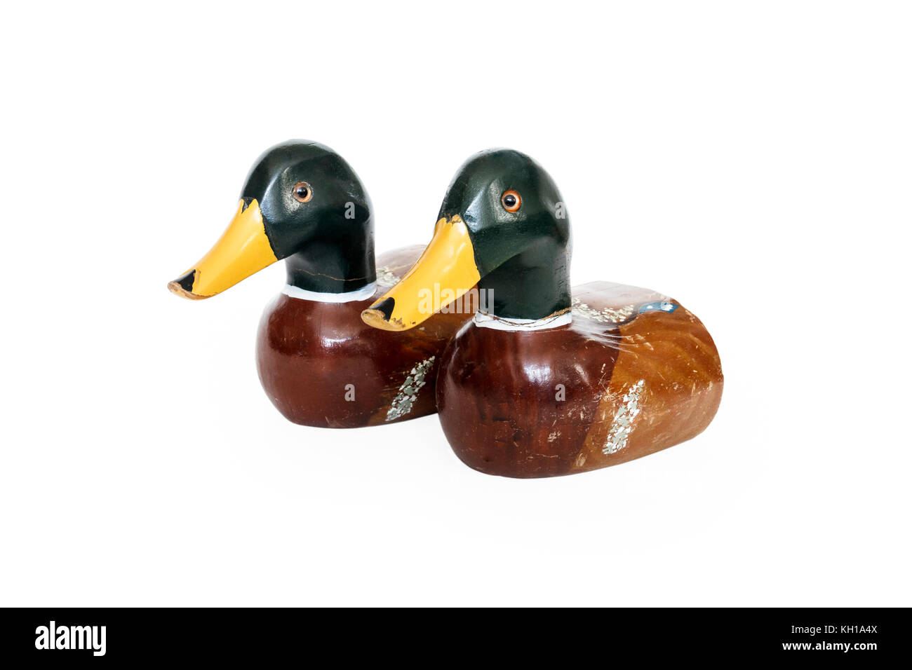 Une paire de vintage en bois sculpté à la main, Canard colvert bookends contre un fond blanc Banque D'Images