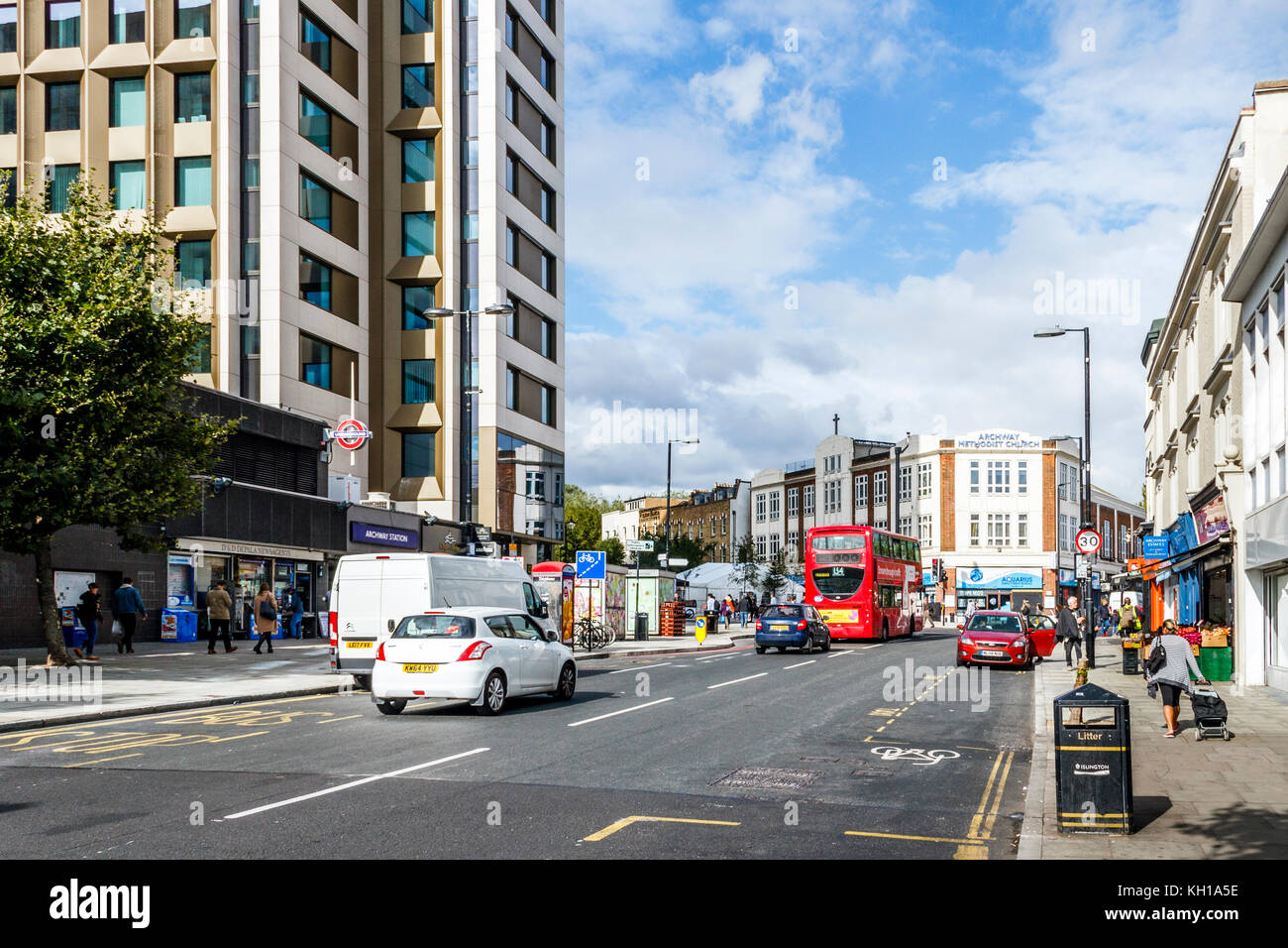 La vue est sur Junction Road, Archway, London, UK, indispensable point de vue du salon sur la gauche, l'Église méthodiste dans la distance Banque D'Images