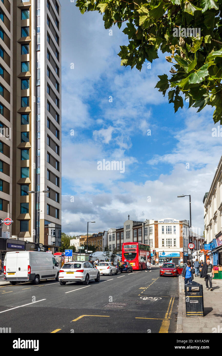 La vue est sur Junction Road, Archway, London, UK, indispensable point de vue du salon sur la gauche, l'Église méthodiste dans la distance Banque D'Images