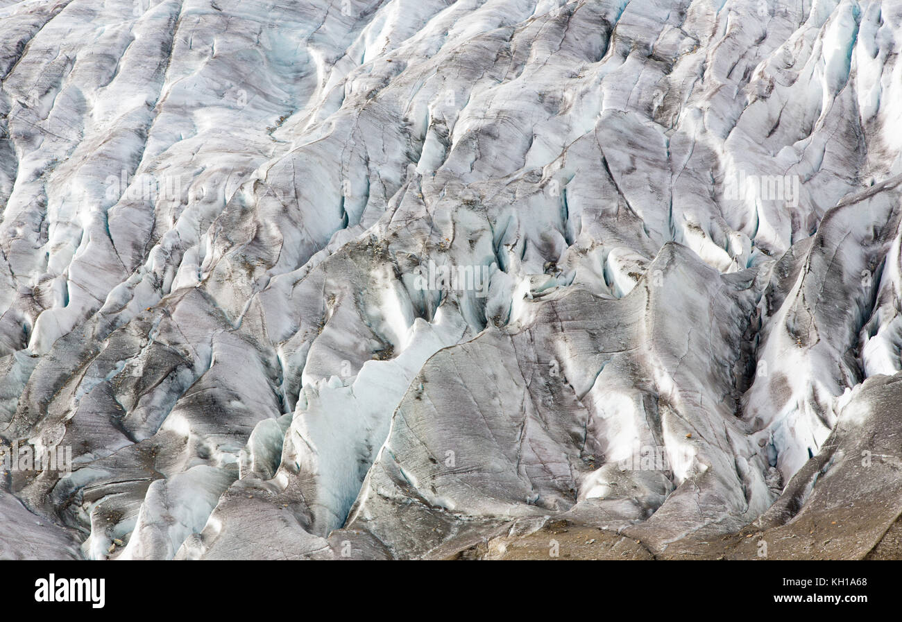 Grand Glacier d'Aletsch, en Suisse : Détail de la profondeur des fissures ou crevasses sur le plus grand glacier d'Europe. Banque D'Images