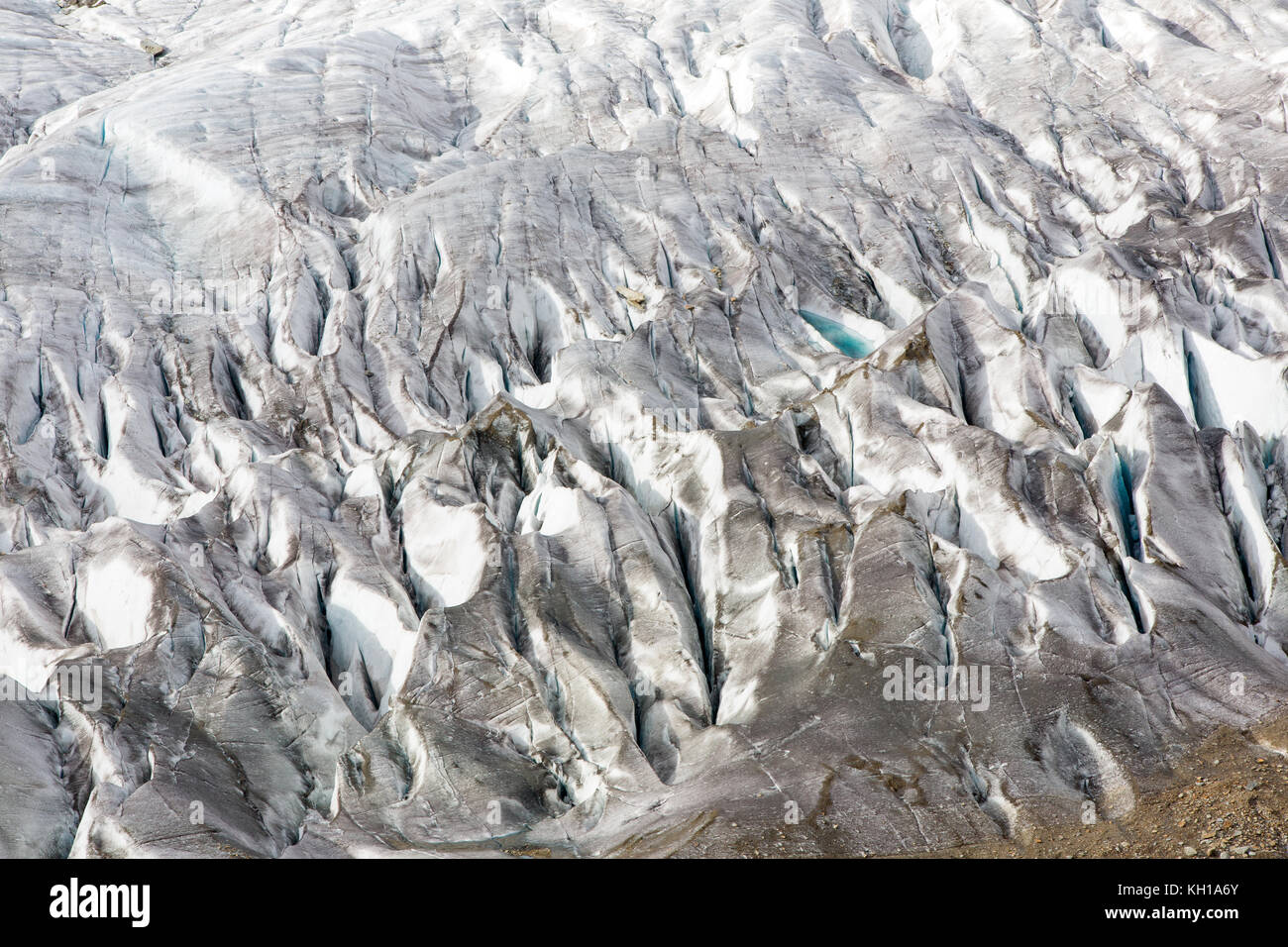 Grand Glacier d'Aletsch, en Suisse : Détail de la profondeur des fissures ou crevasses sur le plus grand glacier d'Europe. Banque D'Images