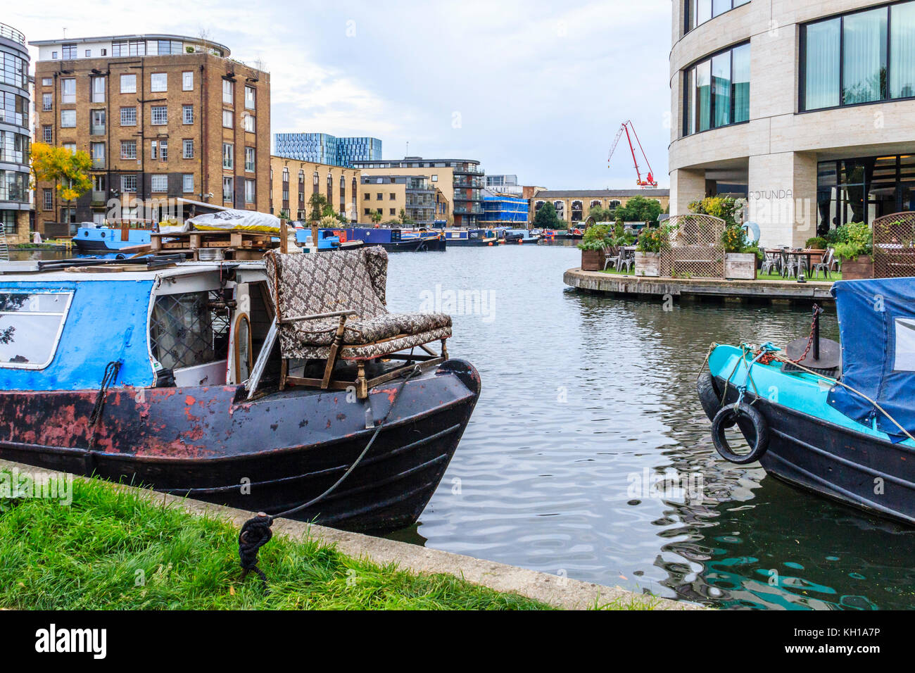 Un vieux canapé à motifs fixés sur la proue d'une péniche amarrée au bassin Battlebridge, Regent's Canal, London, UK Banque D'Images