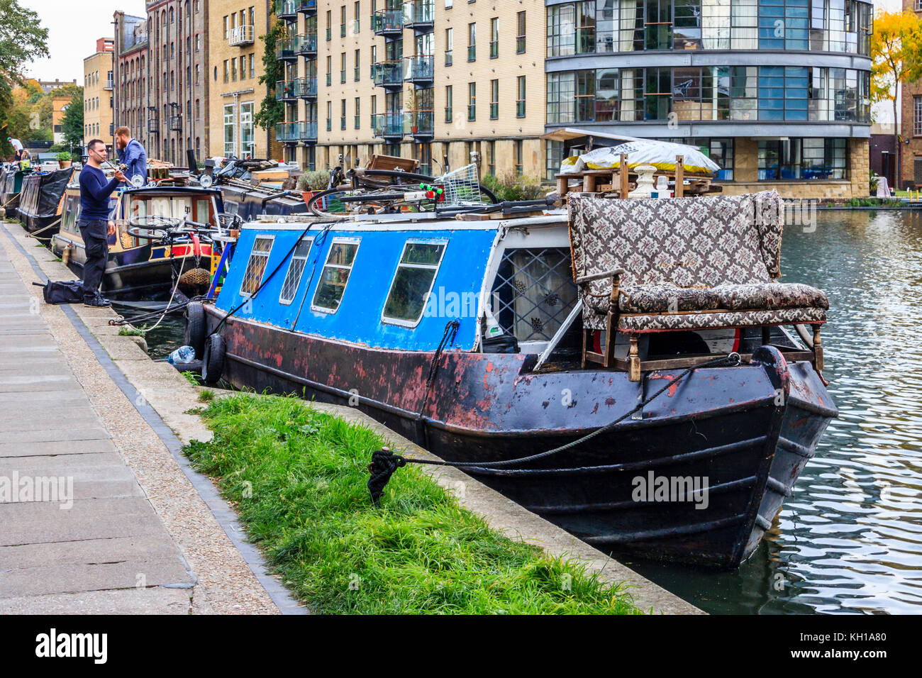 Un vieux canapé à motifs fixés sur la proue d'une péniche amarrée au bassin Battlebridge, Regent's Canal, London, UK Banque D'Images