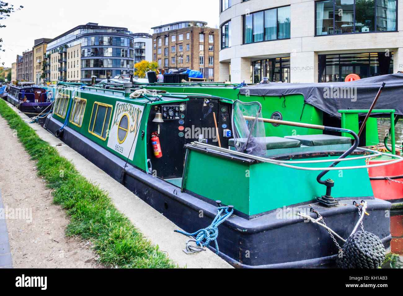 Amarré au bassin Battlebridge Narrowboats, King's Cross, Londres, Royaume-Uni, 2017 Banque D'Images