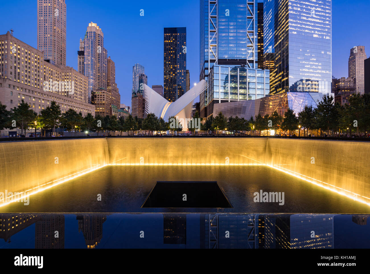 L'Amérique du miroir d'eau au crépuscule lumineux avec vue sur le World Trade Center Tower 3 et 4 et de l'Oculus. Lower Manhattan, New York City Banque D'Images