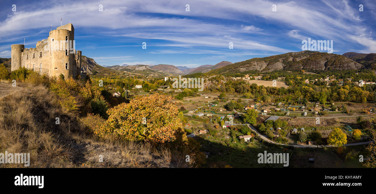 Les ruines de la Midle Âge Tallard château avec une vue panoramique sur la vallée de la Durance à l'automne. Hautes-Alpes, France Banque D'Images