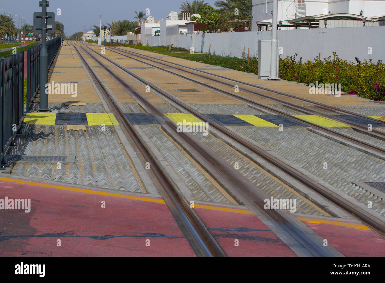 Un passage sûr à travers des rails sur un arrêt de tram à Dubaï. railway passage piétons couleur. Zebra. Banque D'Images