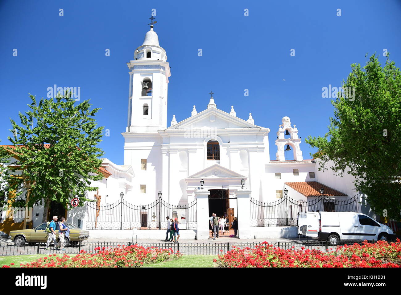 Basilique Nuestra Señora del Pilar église, Buenos Aires, Argentine, le beau jour de printemps avec ciel bleu en arrière-plan. Banque D'Images