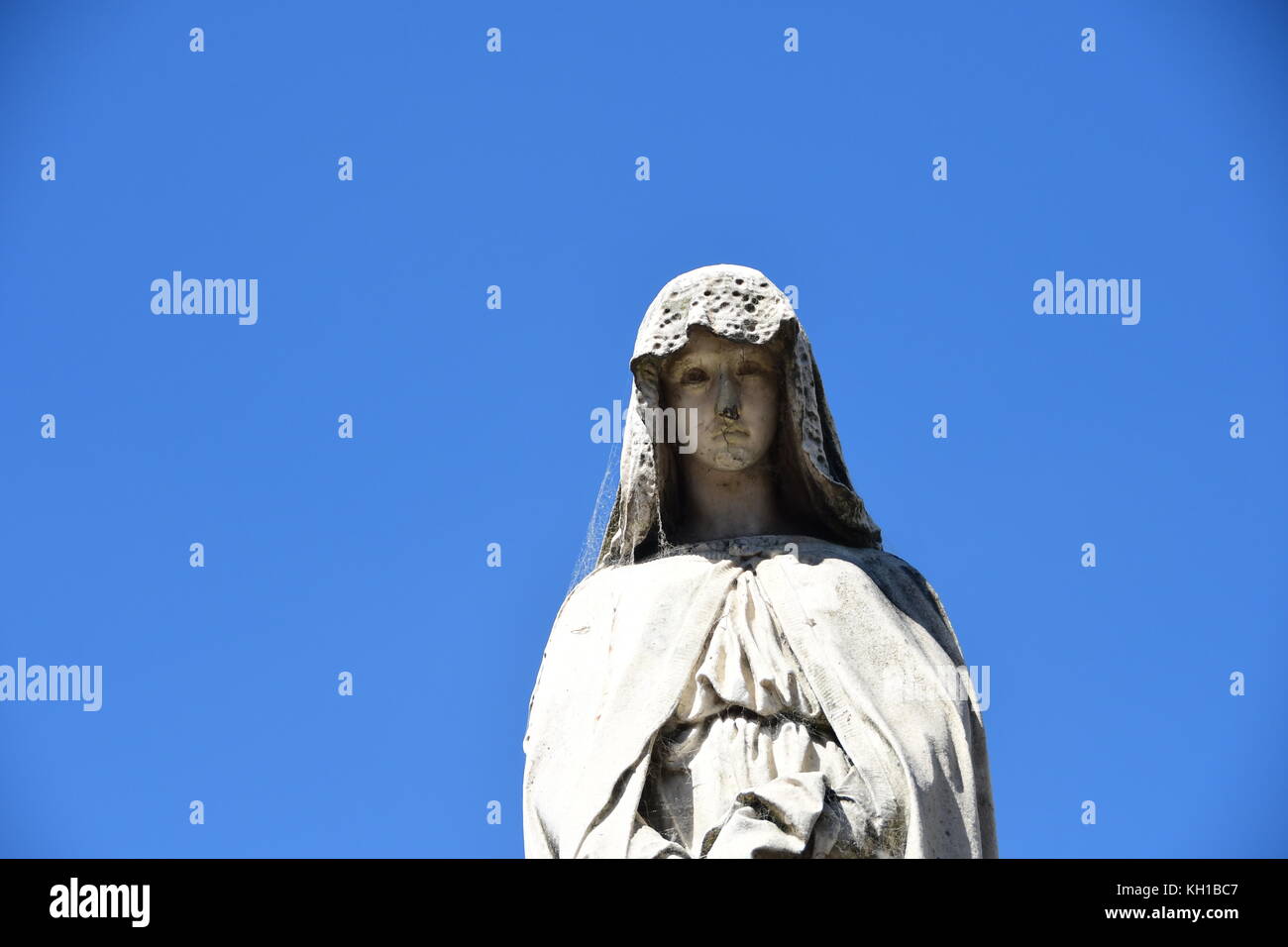Sculpture d'une femme comme vu dans le cimetière de Recoleta à Buenos Aires, Argentine sur une belle journée de printemps, avec ciel bleu en arrière-plan. Banque D'Images