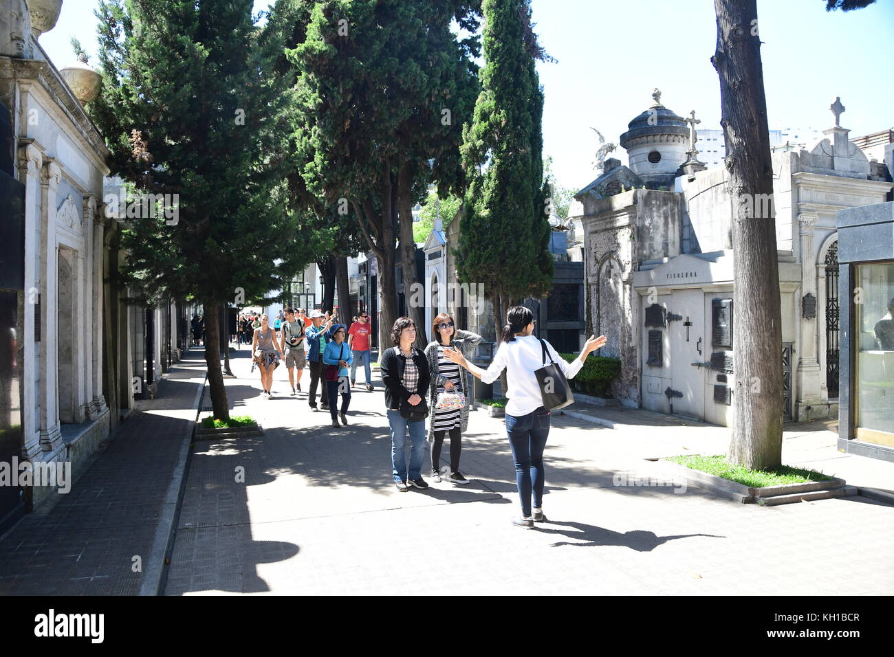 Les touristes visitant le cimetière de Recoleta à Buenos Aires, Argentine sur une belle journée de printemps. Banque D'Images
