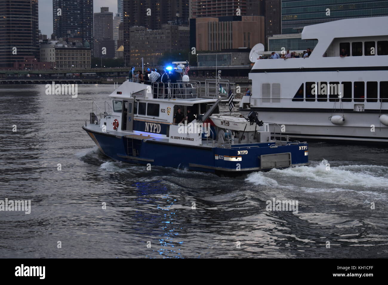 Le service de police de New York embarque en patrouille lors des célébrations du 4 juillet à New York, prises de l'île Roosevelt Banque D'Images