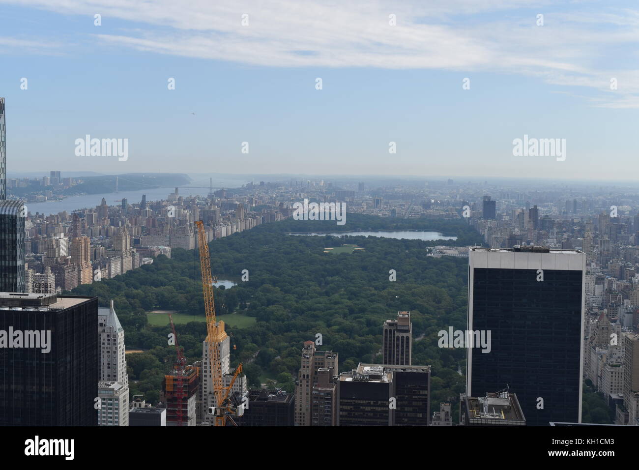 Central Park à partir du haut de la roche Observatoire sur un jour brumeux mais claire. La ville de New York. Banque D'Images