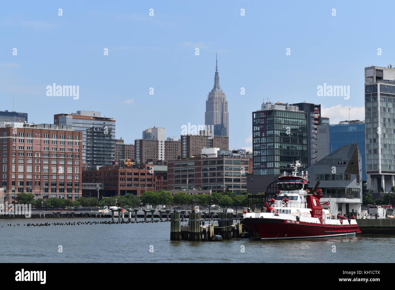 FDNY fire station 1 Marine et bateau avec Empire State Building en arrière-plan, prises d'un bateau d'excursion sur la Rivière Hudson Banque D'Images