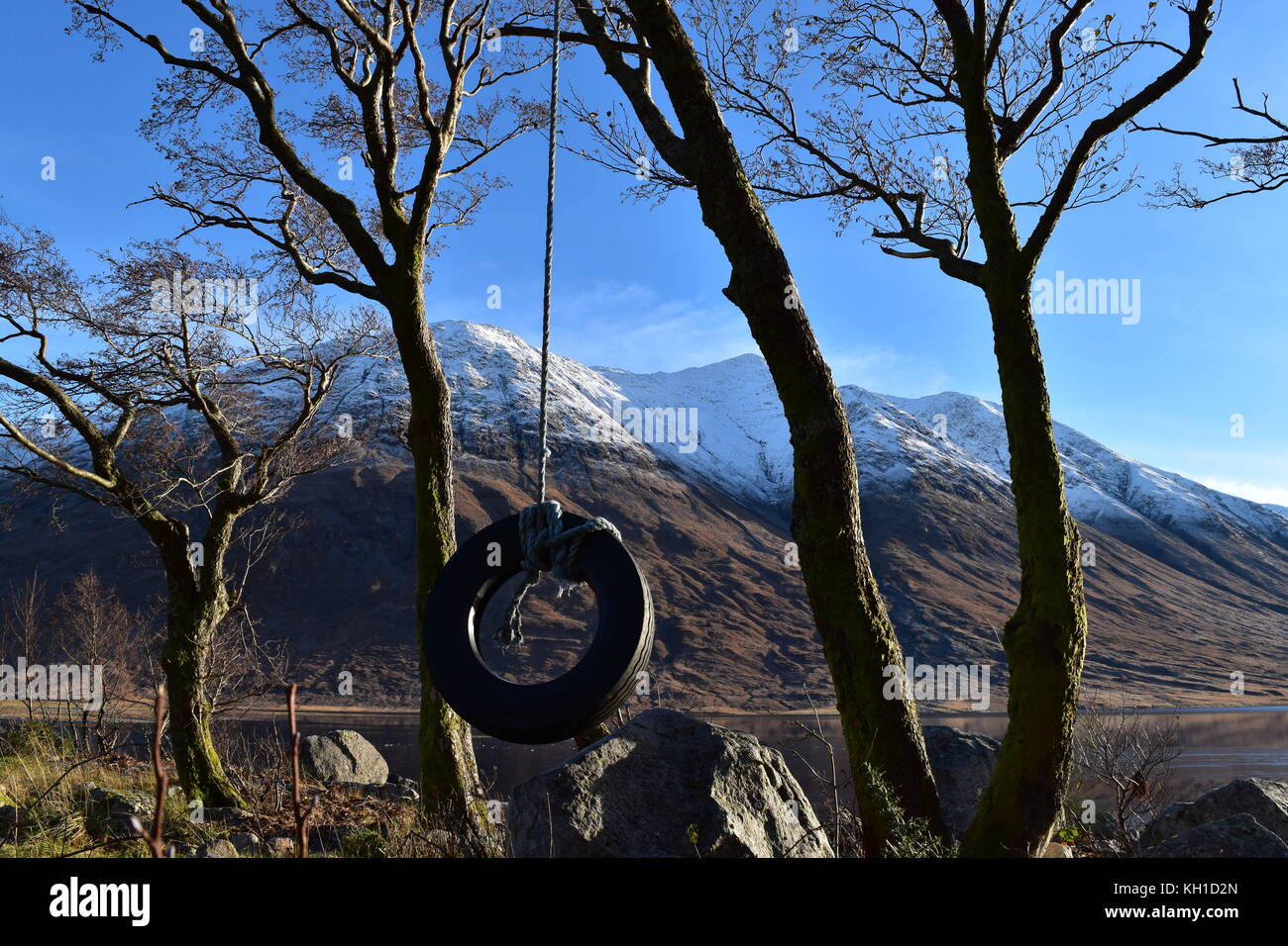 Corde pneu swing sur les rives du Loch Etive en hiver, Glen Etive Ecosse. Banque D'Images