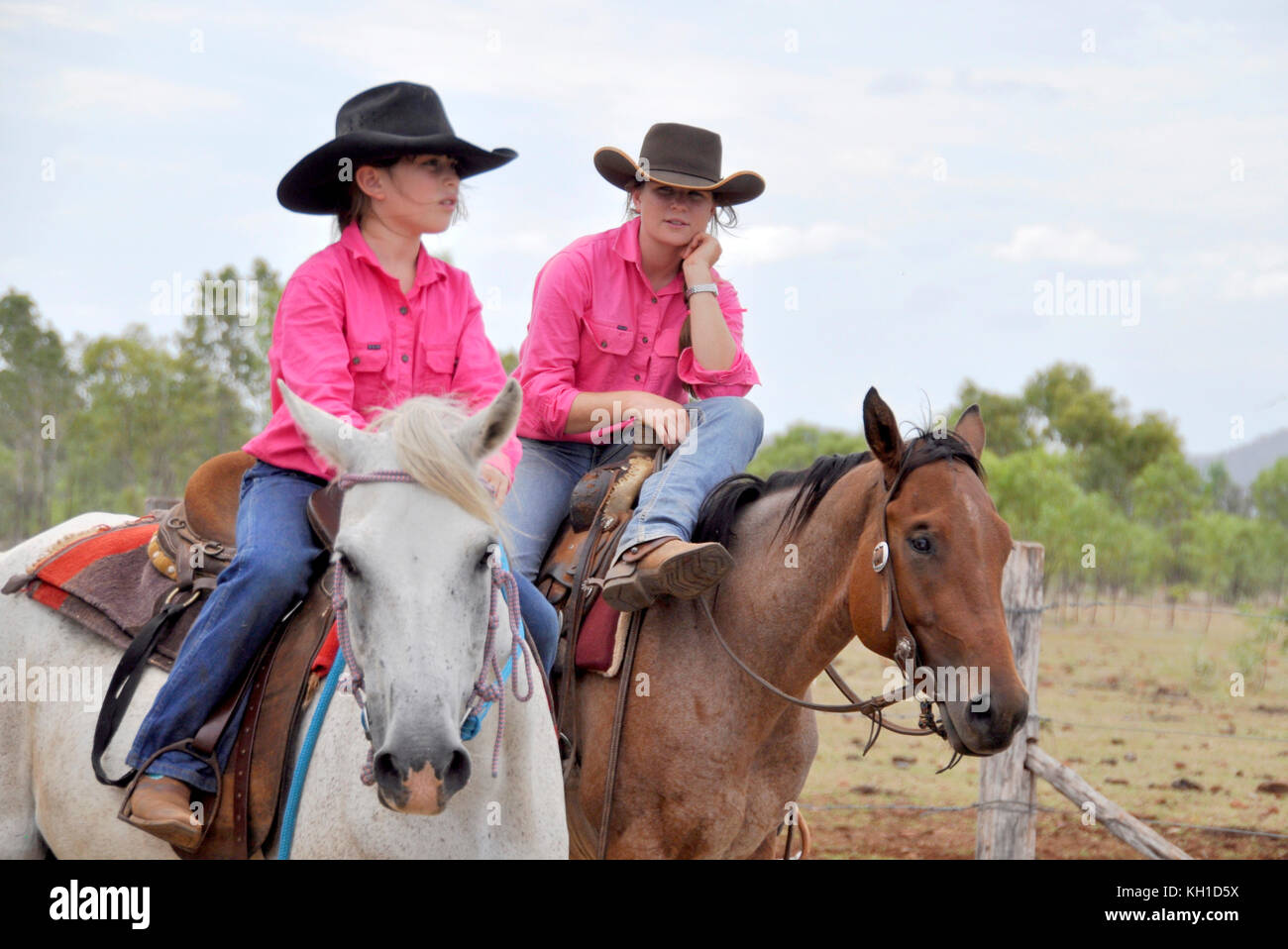Les jeunes cowgirls ont une pause pour rassembler Banque D'Images