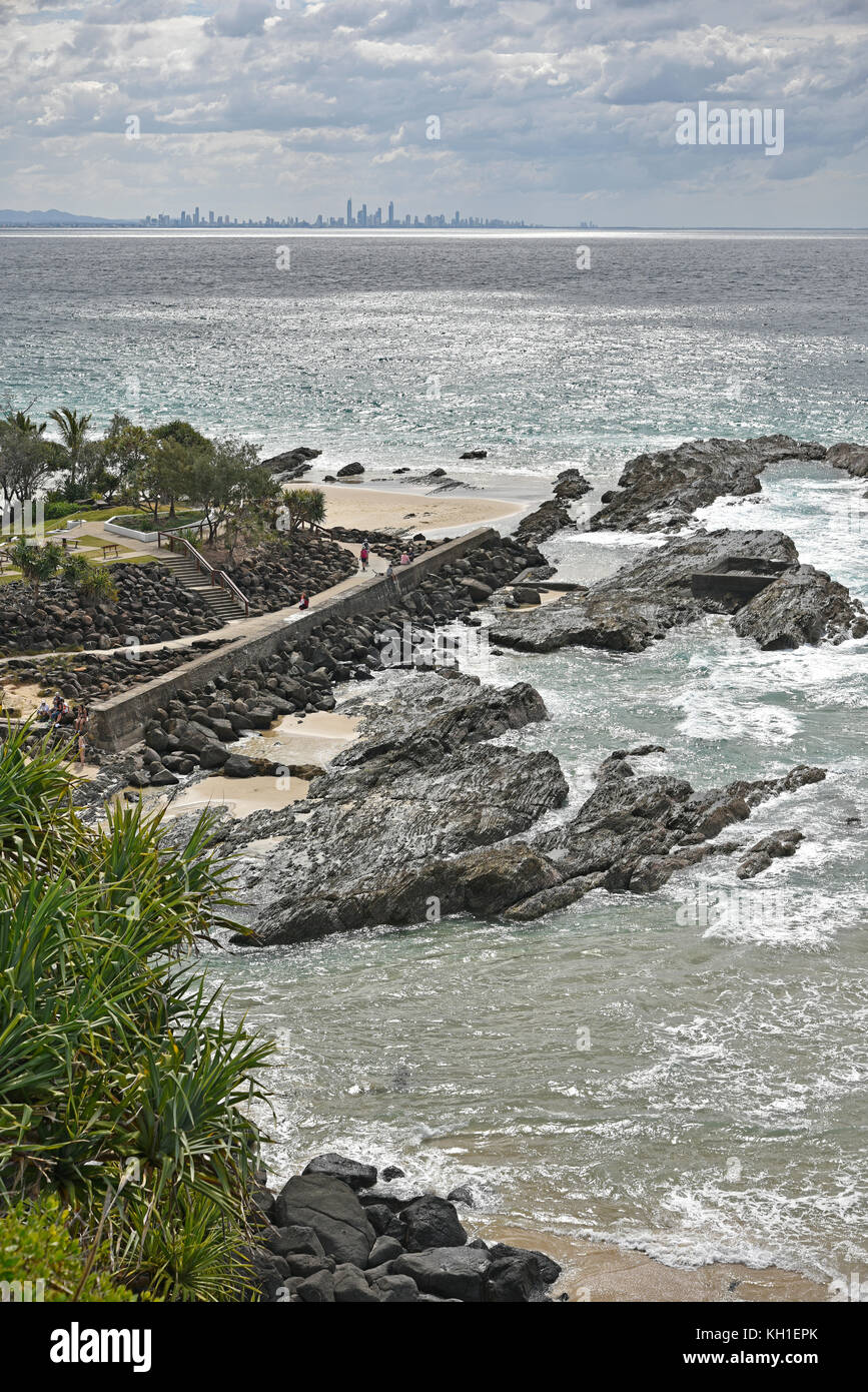 Snapper rocks à Coolangatta sur la Gold Coast du Queensland, Australie, un célèbre surf vu du point danger, Surfers paradise derrière Banque D'Images