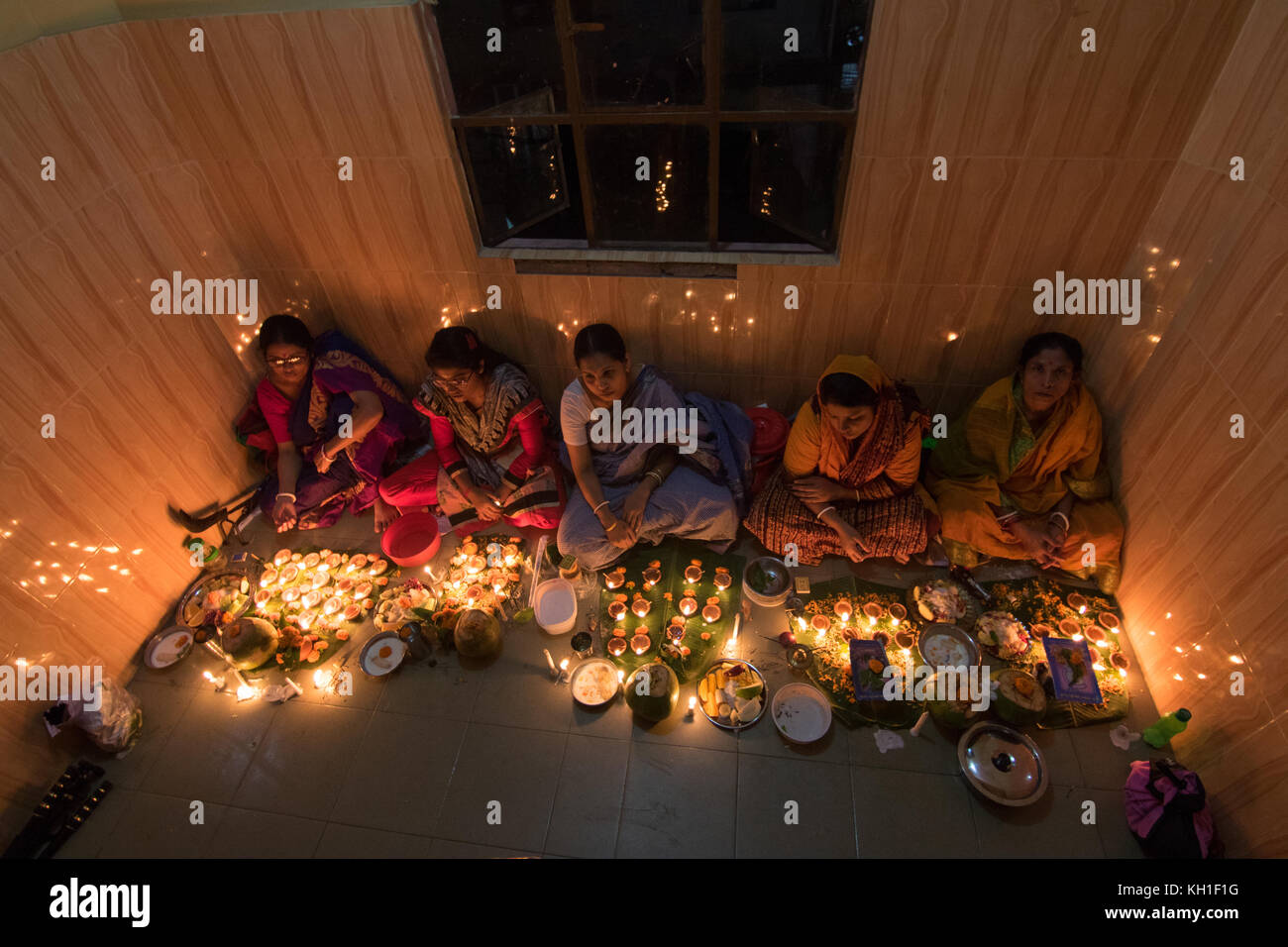 Dhaka, Bangladesh. Nov 11, 2017 prière avec les dévots. assister à l'encens et la lumière des lampes à huile avant de rompre le jeûne pendant une rakher upobash festival religieux appelé ou kartik brati à Dhaka le 12 novembre 2017. bengali personnes de la foi hindoue au Bangladesh s'asseoir dans la prière pour célébrer le 18e siècle saint hindou baba lokenath avec un rakher upobas «» la prière et jour de jeûne. crédit : azim khan ronnie/pacific press/Alamy live news Banque D'Images