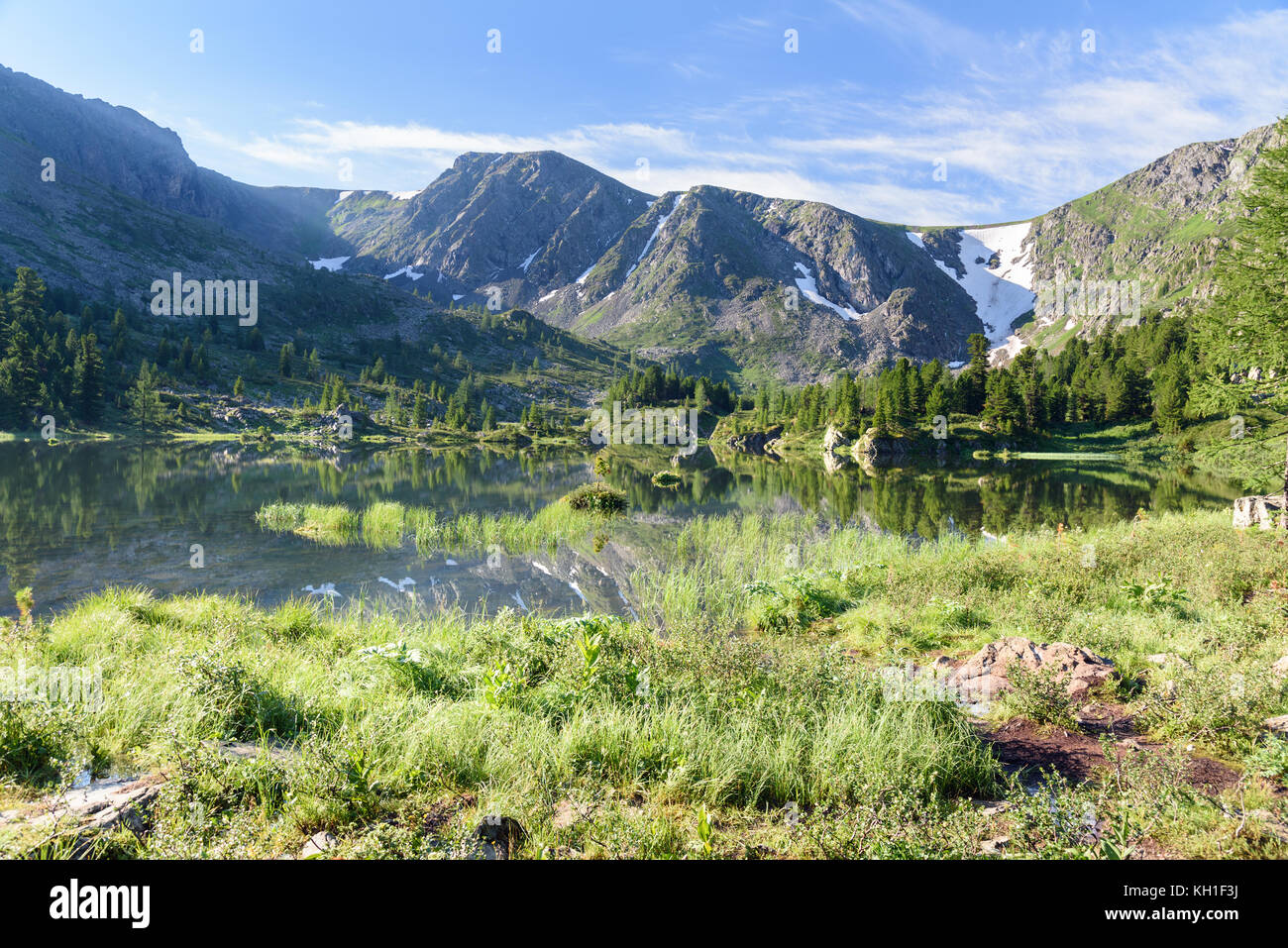 Vue sur Lac de Karakol Quatrième lacs dans Iolgo Gamme. République de l'Altaï, en Sibérie. La Russie Banque D'Images