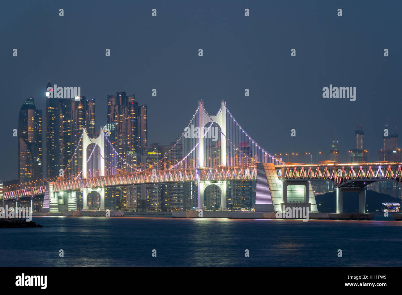 Pont gwangan avec en arrière-plan la ville de Busan à Busan, Corée du Sud. Banque D'Images