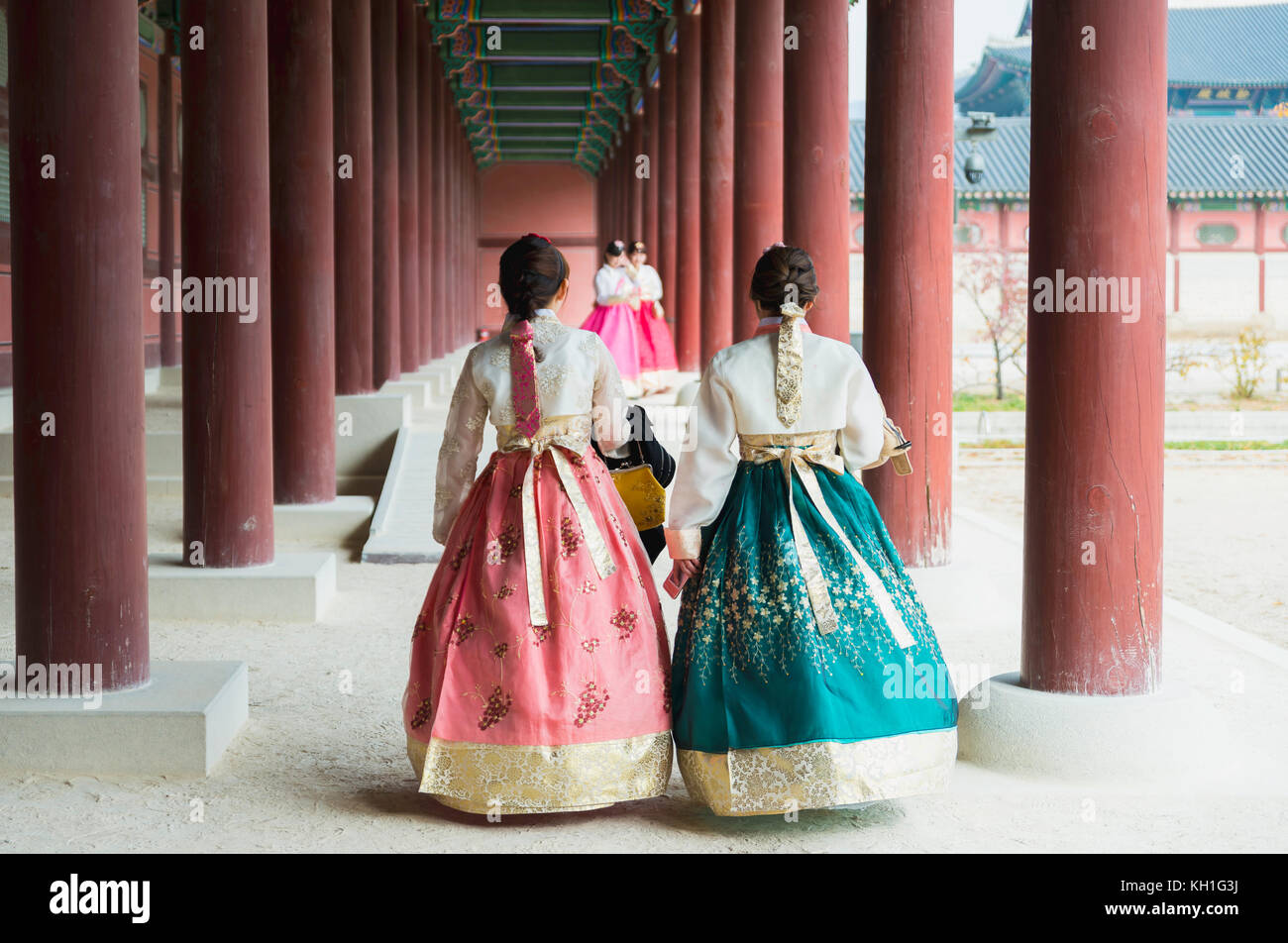 Coréen hanbok asiatique femme habillés en vêtements traditionnels autour de gyeongbokgung palace à Séoul, Corée du Sud. Banque D'Images