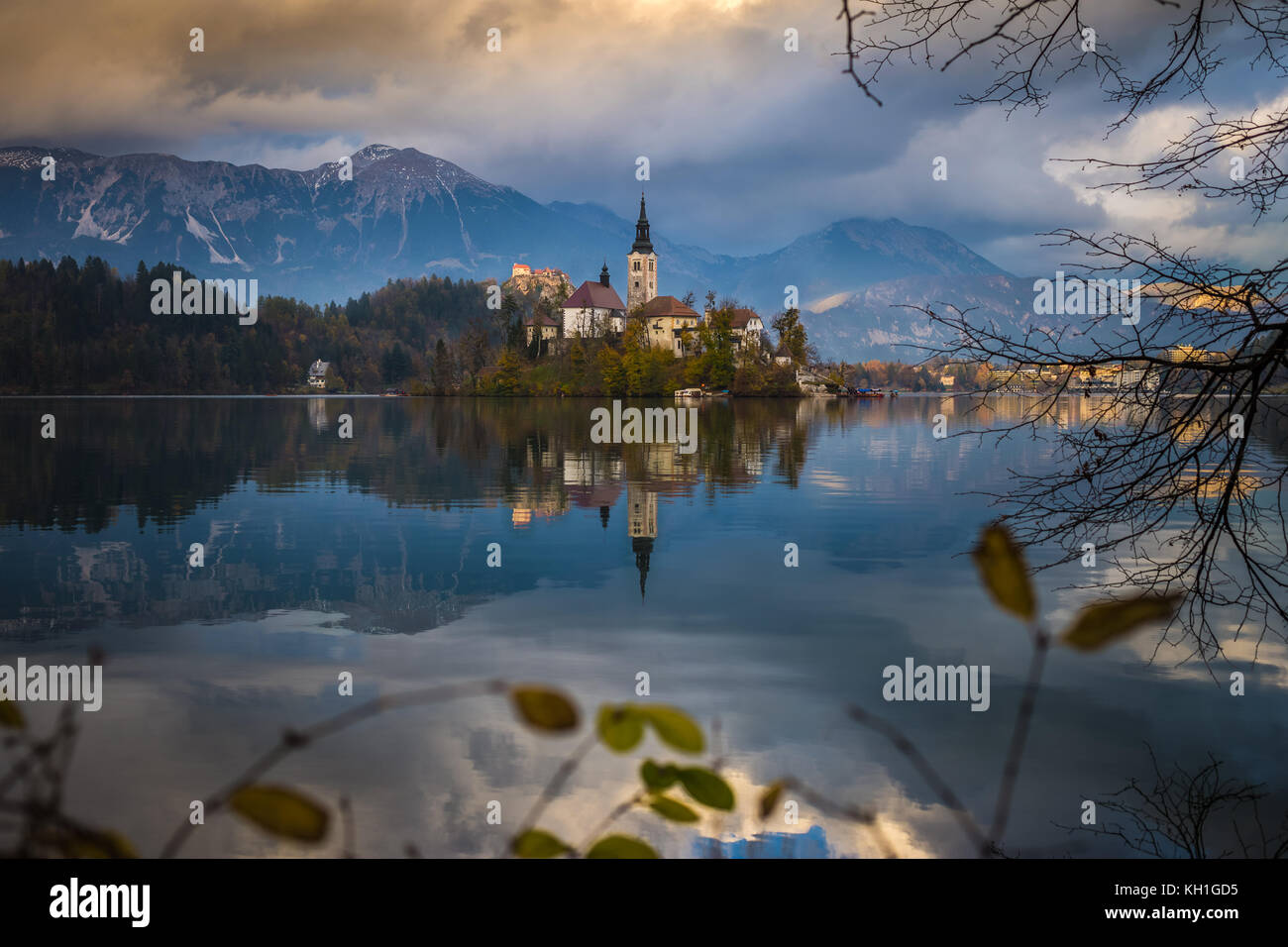 Bled, Slovénie - l'automne magnifique lever du soleil sur le lac de Bled avec la célèbre église de pèlerinage de l'assomption de Marie avec le Château de Bled et les Alpes Juliennes un Banque D'Images
