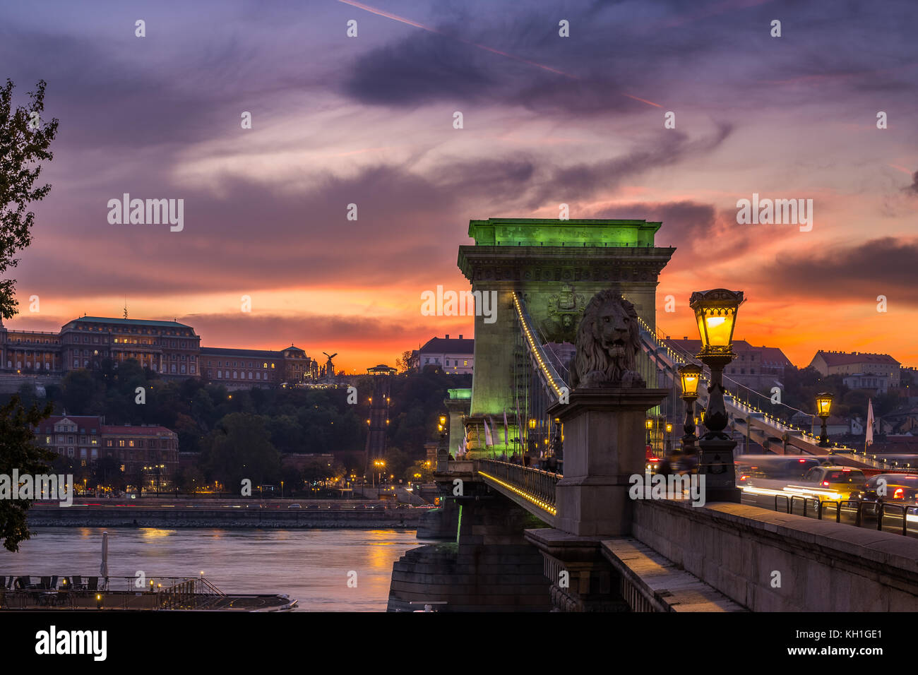 Budapest, Hongrie - Magnifique coucher de soleil doré au pont de la chaîne de Szechenyi au feu vert avec le palais royal du château de Buda en arrière-plan Banque D'Images