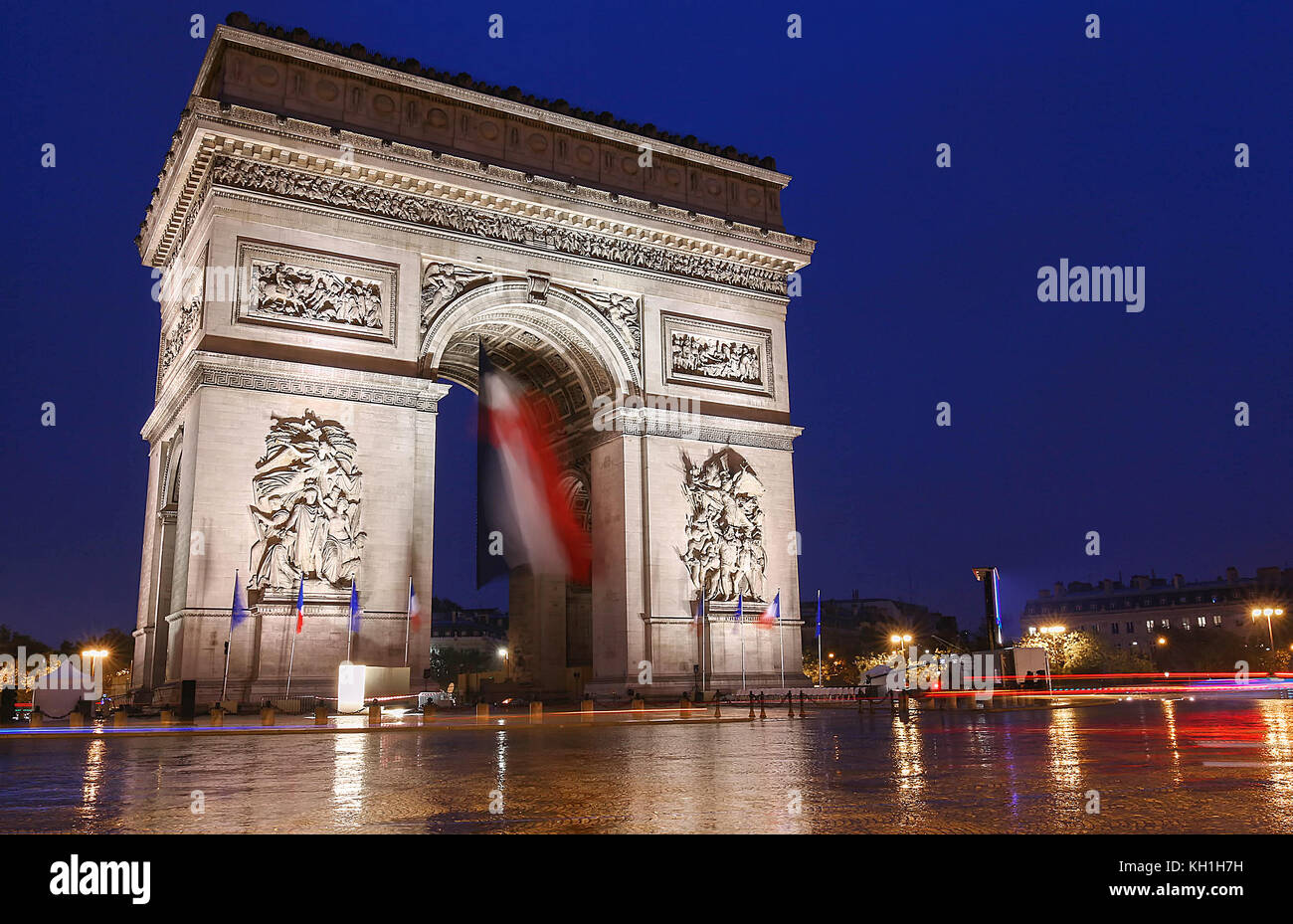 L'Arc de Triomphe est un des monuments les plus célèbres de Paris. Il rend hommage à ceux qui ont combattu et sont morts pour la France. Banque D'Images