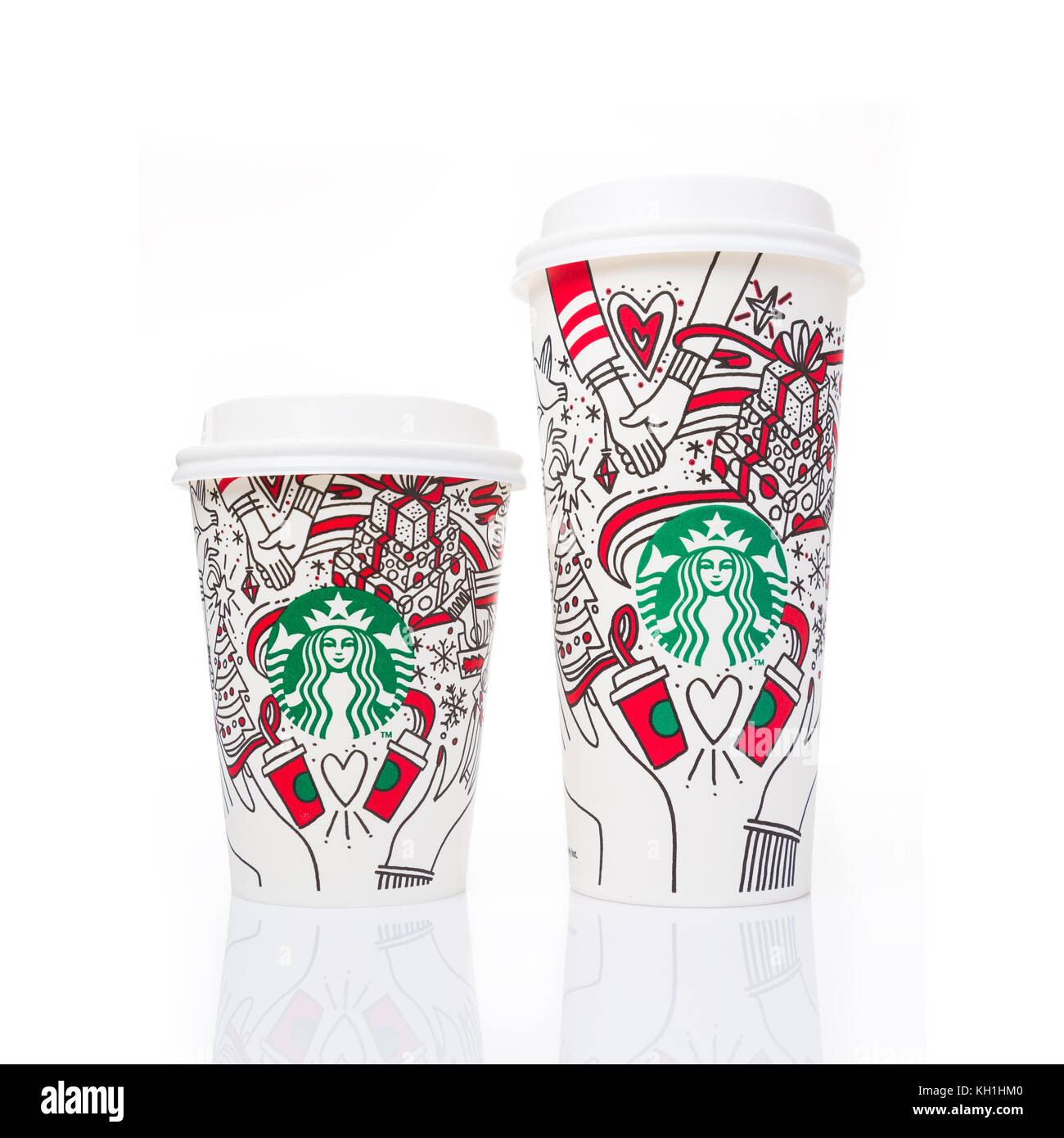 Chiang Mai, Thaïlande - 11 novembre 2017 - 2 tailles, Grande et Venti, de café Starbucks tasses de papier dans un beau design Noël 2017 affichage sur whit Banque D'Images