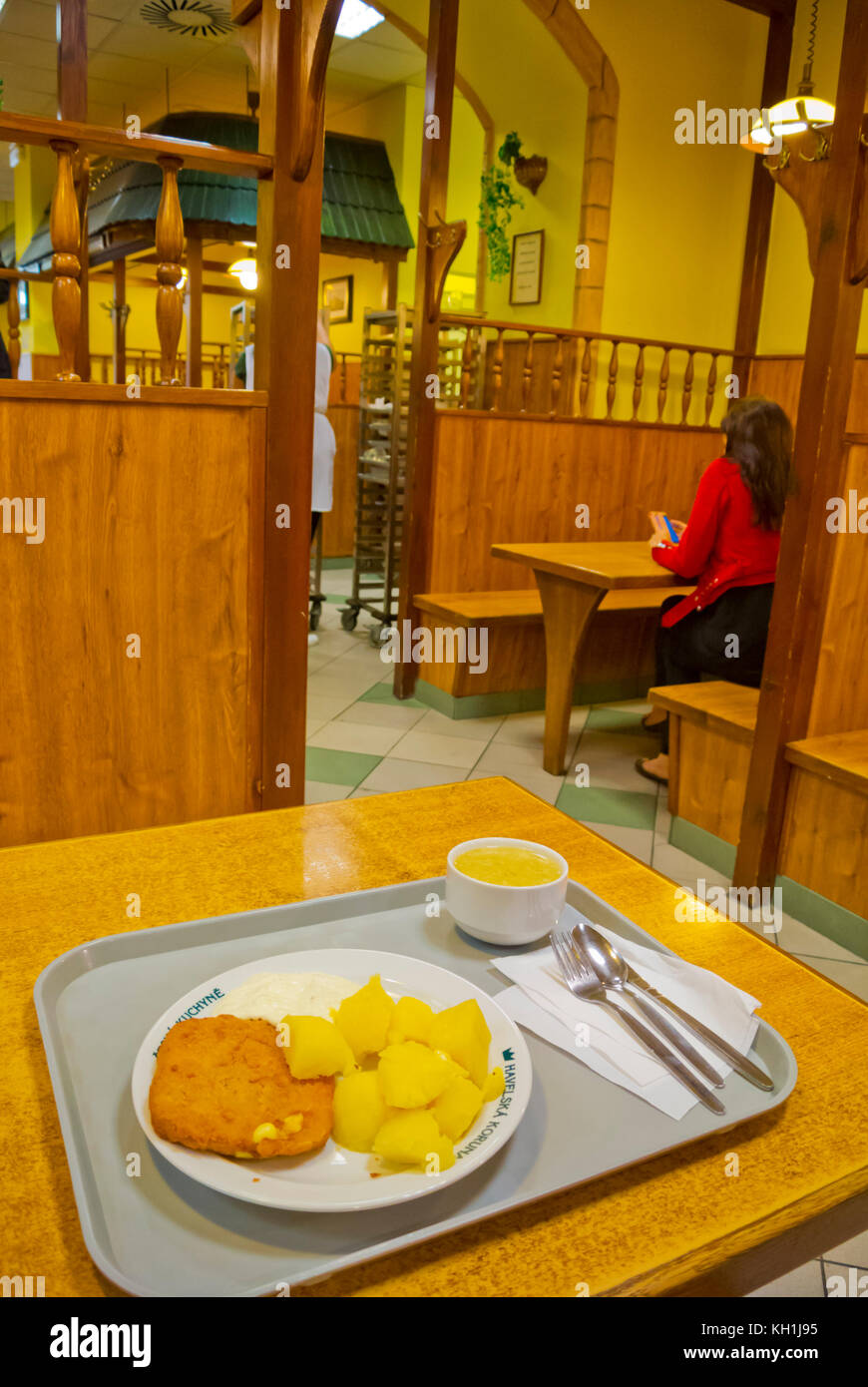 Repas végétarien traditionnelle de fromage frit et des pommes de terre bouillies, Havelska koruna, restaurant self-service, vieille ville, Prague, République Tchèque Banque D'Images