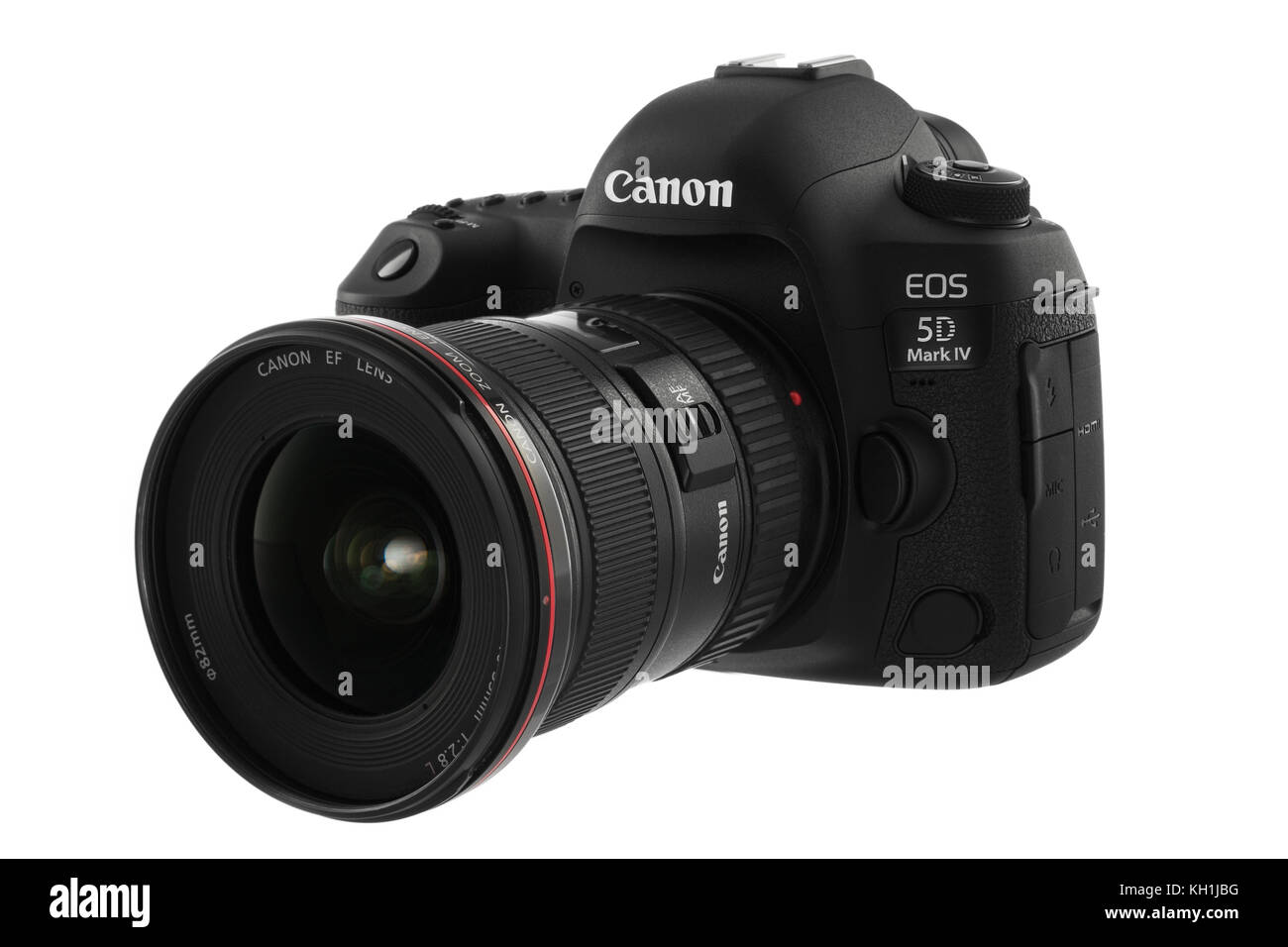 Varna, Bulgarie - 24 septembre 2016: Appareil photo Canon 5D Mark IV avec objectif Canon EF 16-35mm f/2,8L II USM sur fond noir. Canon est le grand monde Banque D'Images