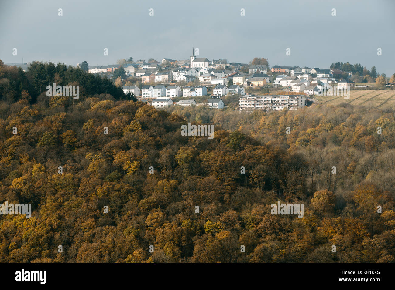 Village de bourscheid sur la colline aux couleurs de l'automne Banque D'Images